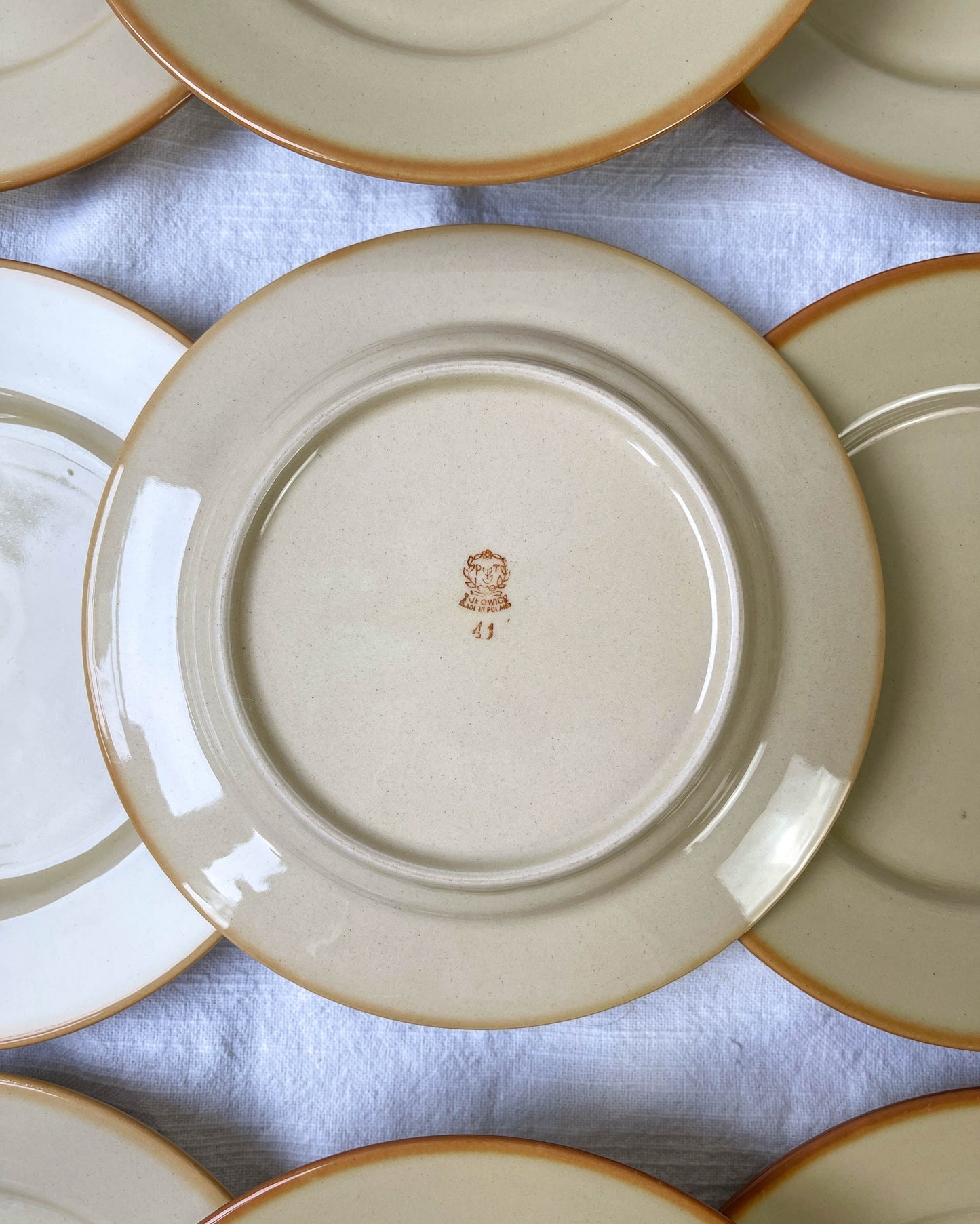 9 Petites assiettes en grès beige Tulowice mid century - violn.fr