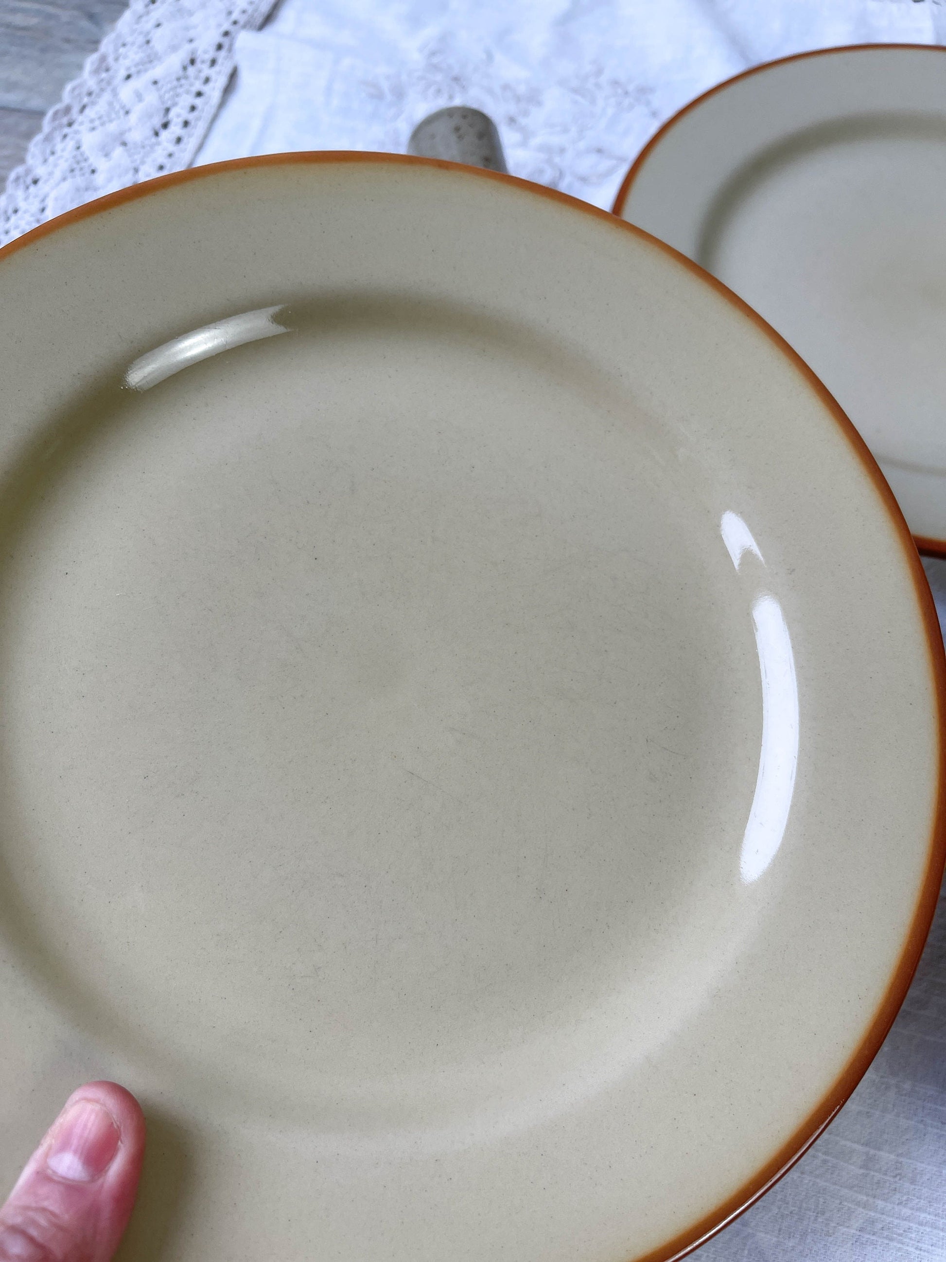 3 Assiettes en grès beige Tulowice Poland de 1950 - violn.fr