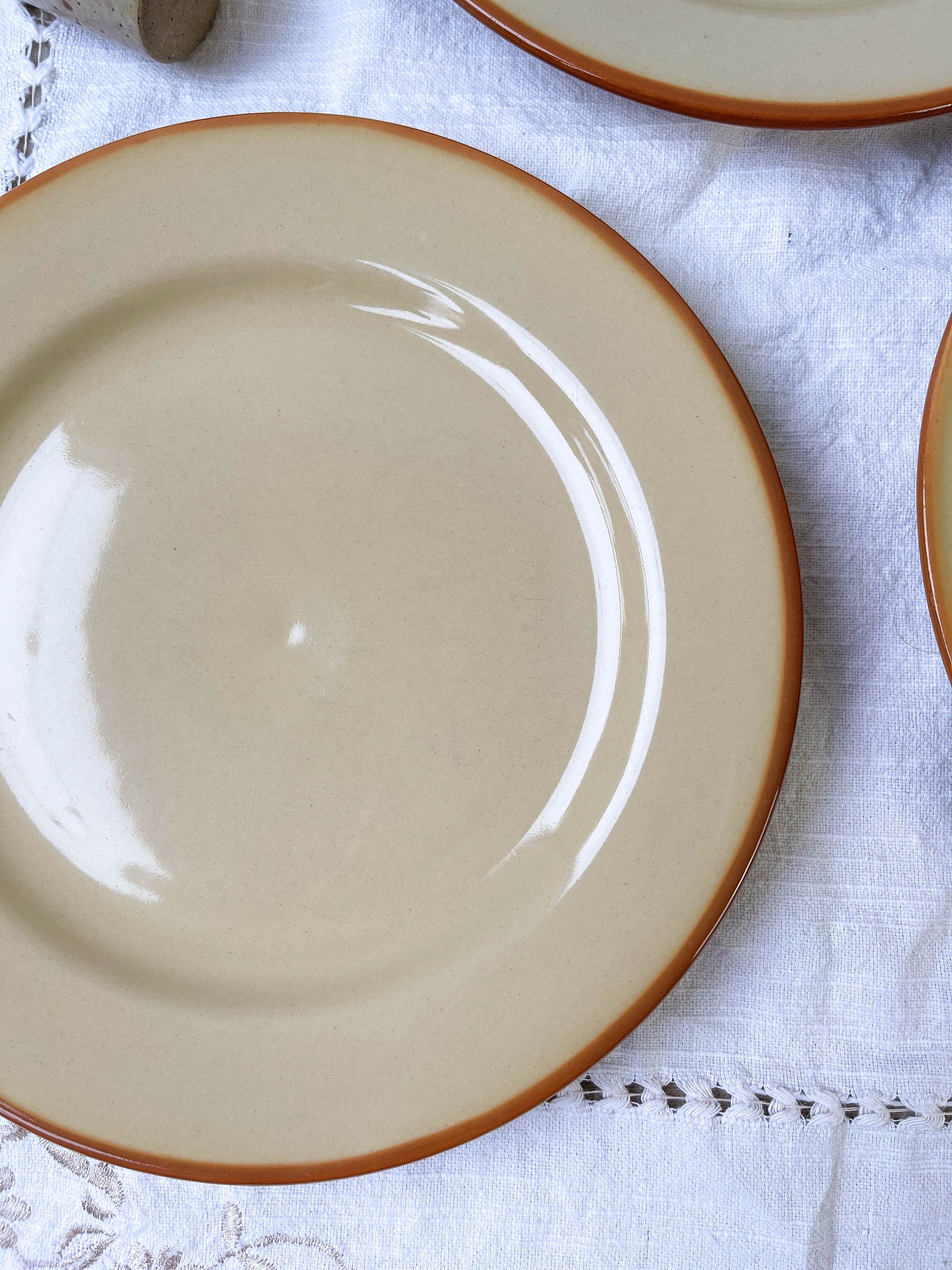 3 Assiettes en grès beige Tulowice Poland de 1950 - violn.fr