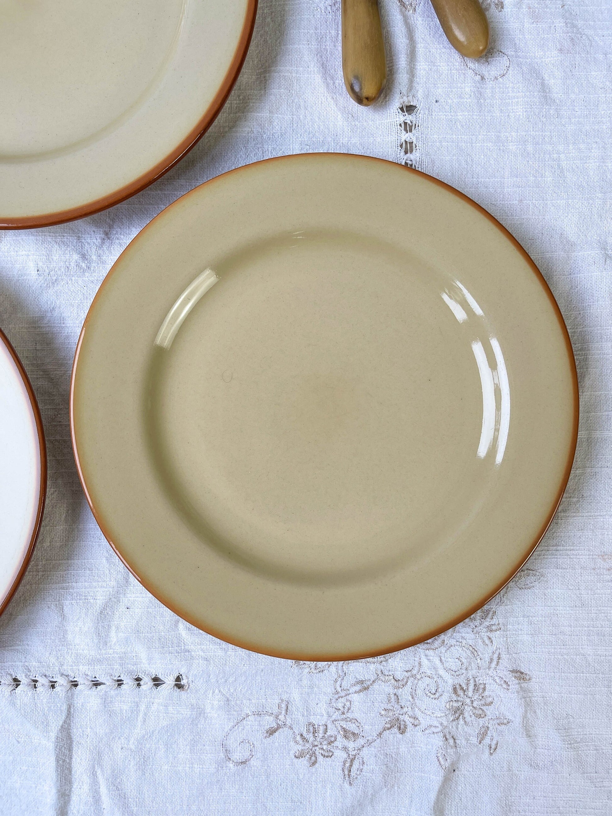 3 Assiettes en grès beige Tulowice Poland de 1950 - violn.fr