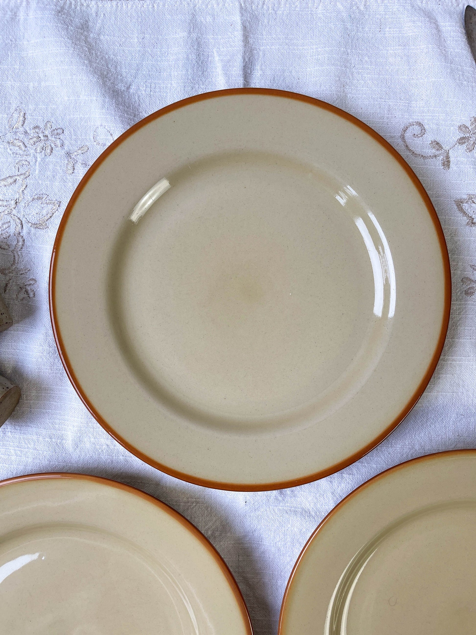 3 Assiettes en grès beige Tulowice Poland de 1950 - violn.fr