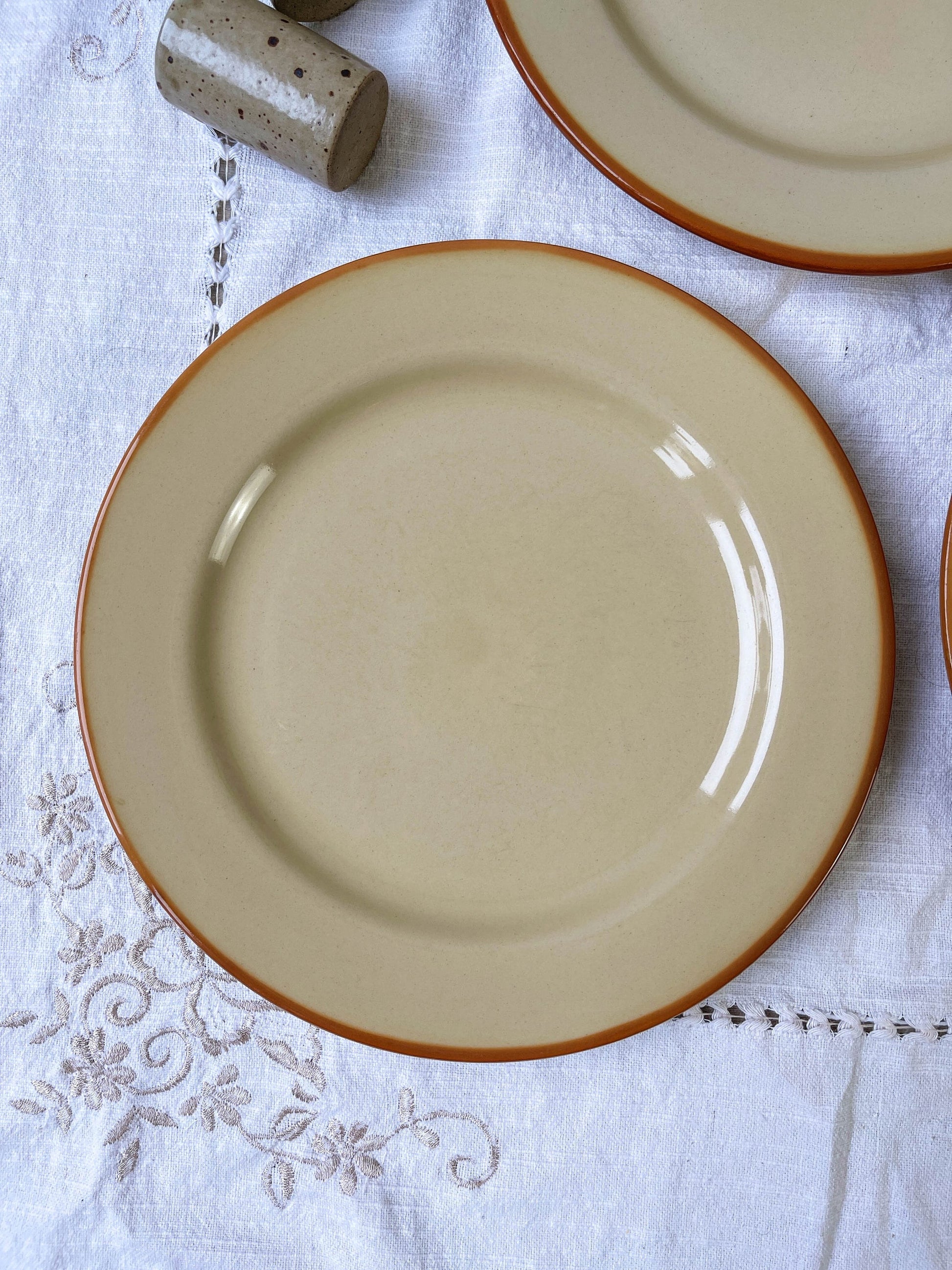 3 Assiettes en grès beige Tulowice Poland de 1950 - violn.fr