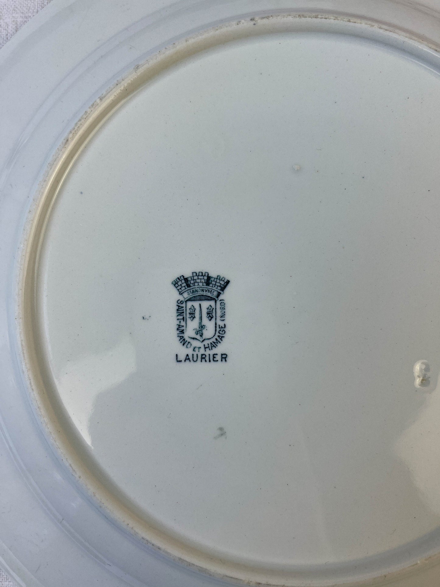 Plat rond Terre de fer St Amand & Hamage modèle LAURIER - violn.fr