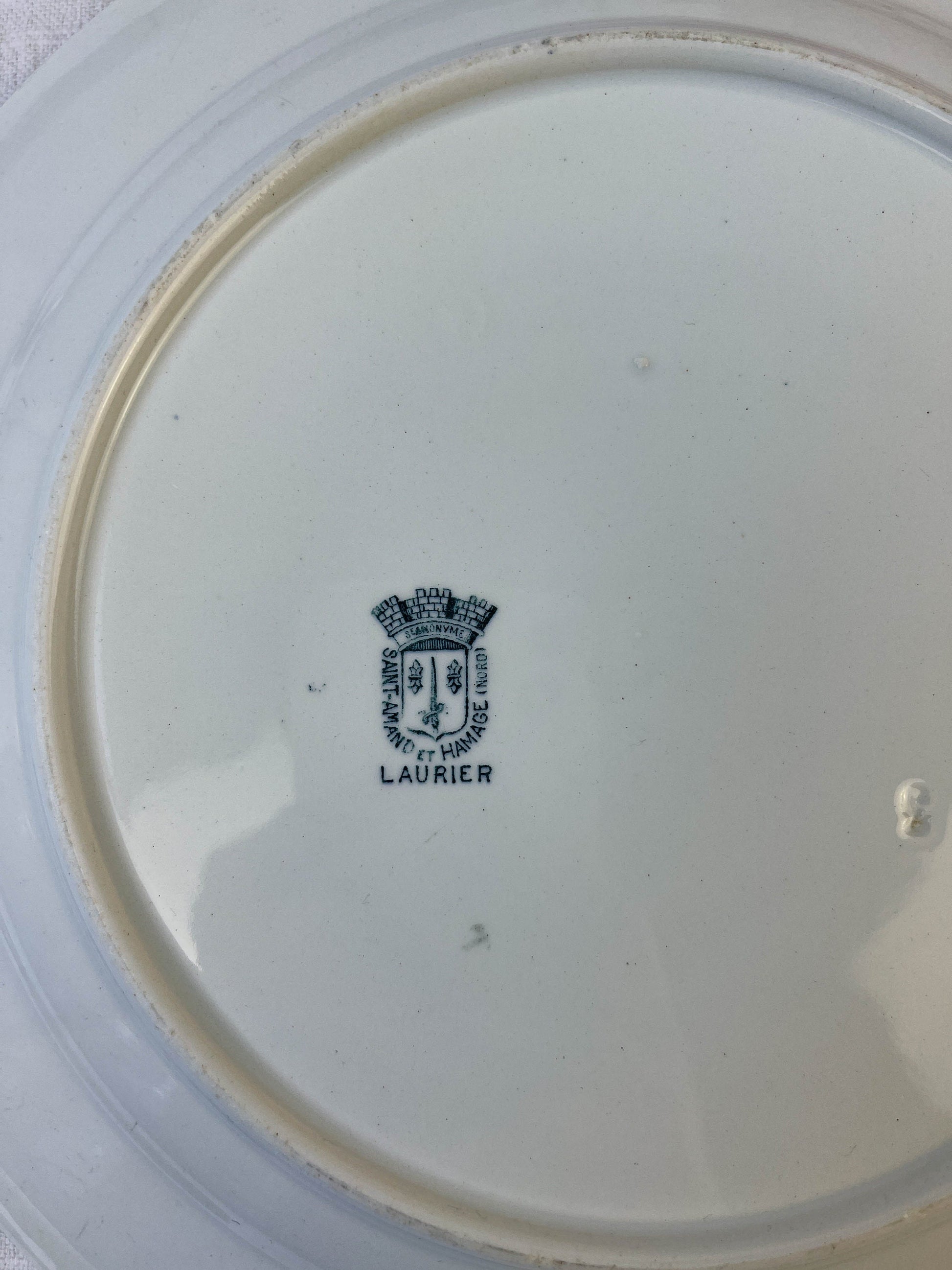 Plat rond Terre de fer St Amand & Hamage modèle LAURIER - violn.fr