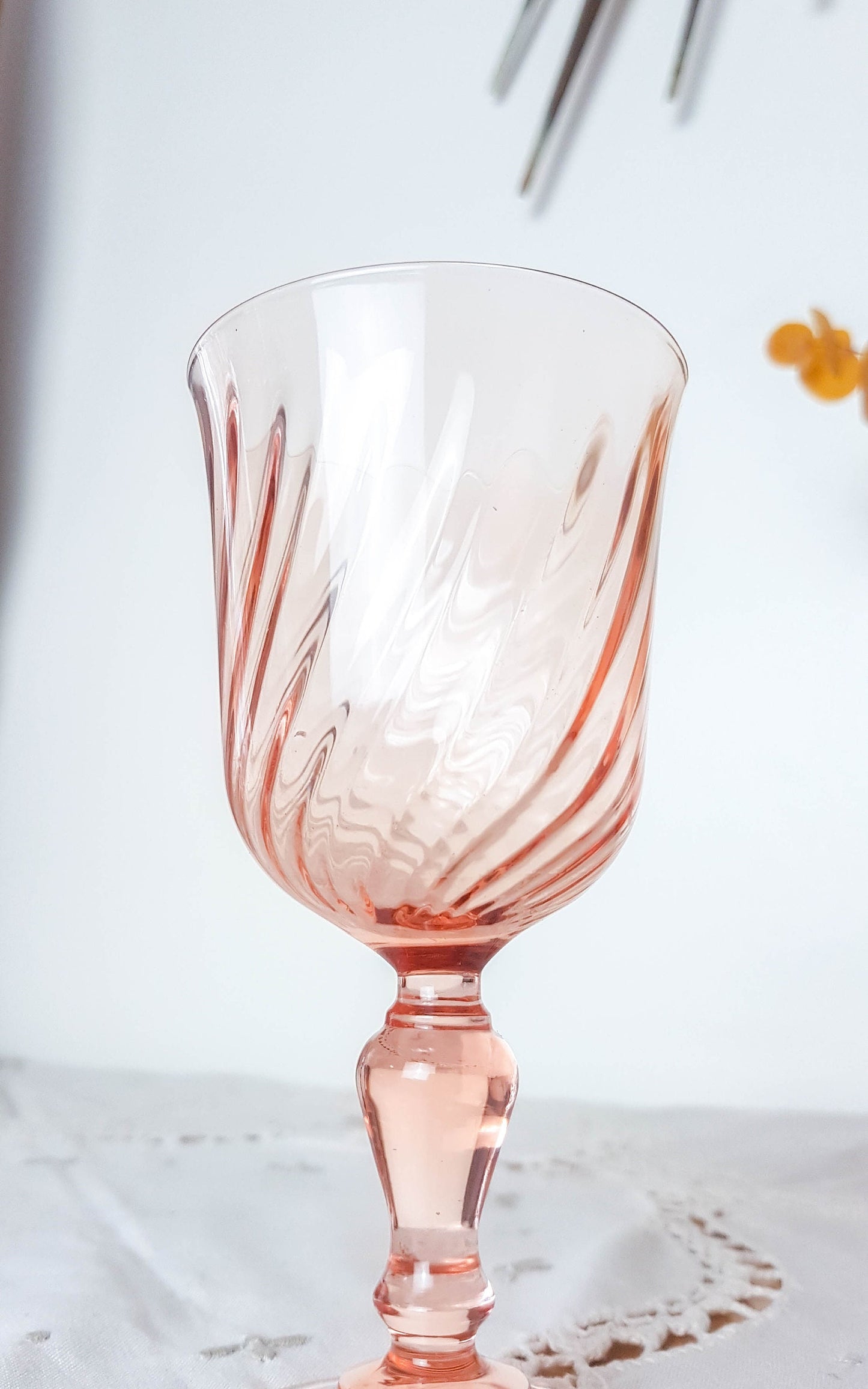 6 Verres à Vin blanc Luminarc modèle "ROSALINE" en verre dépression rose 10 cl - violn.fr