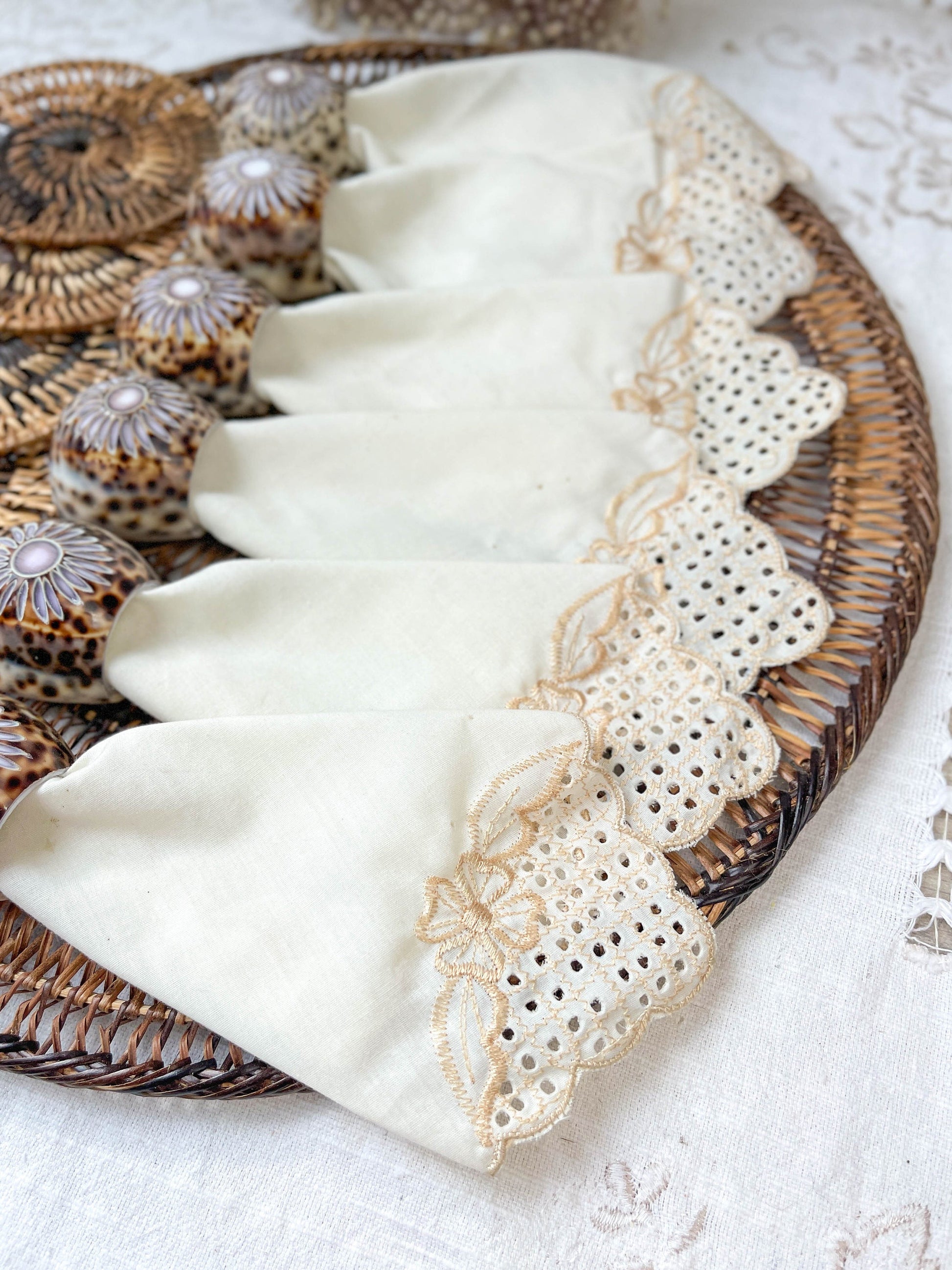 Set de table en rotin, sous verres, serviettes brodéee et rond de serviettes coquille de Cauris - violn.fr
