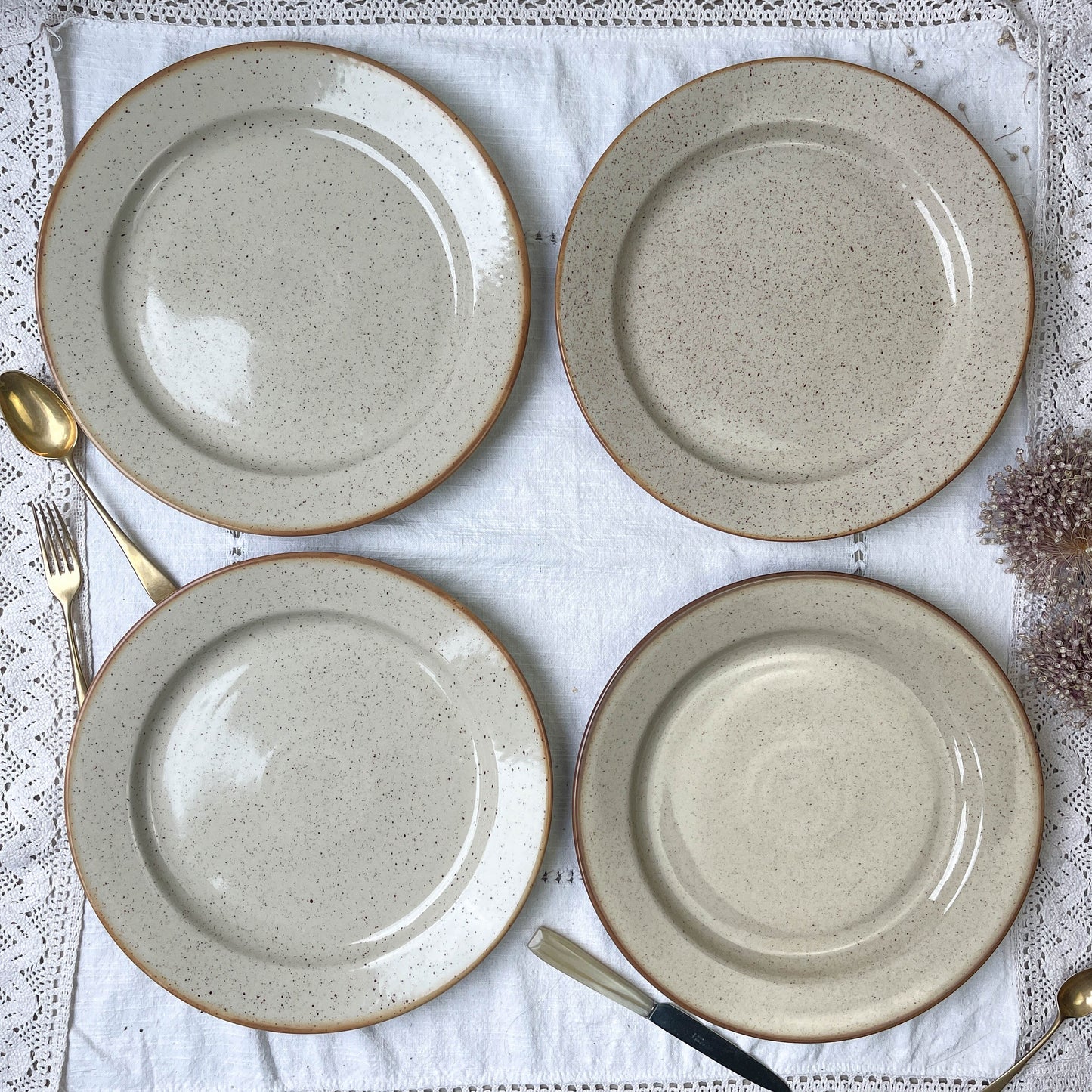 Plat rond en grès moucheté Tulowice Poland, 1970 - violn.fr