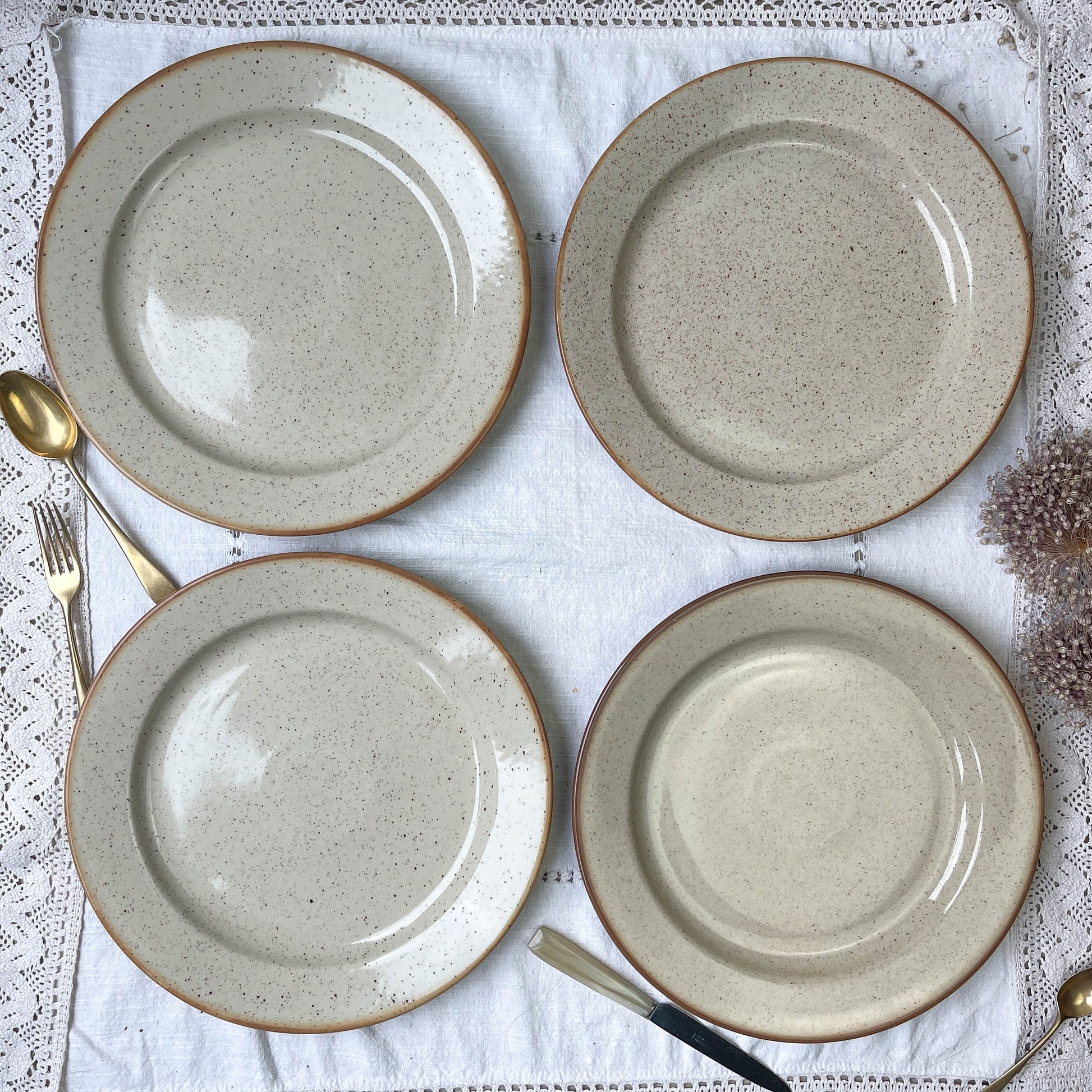 Plat rond en grès moucheté Tulowice Poland, 1970 - violn.fr