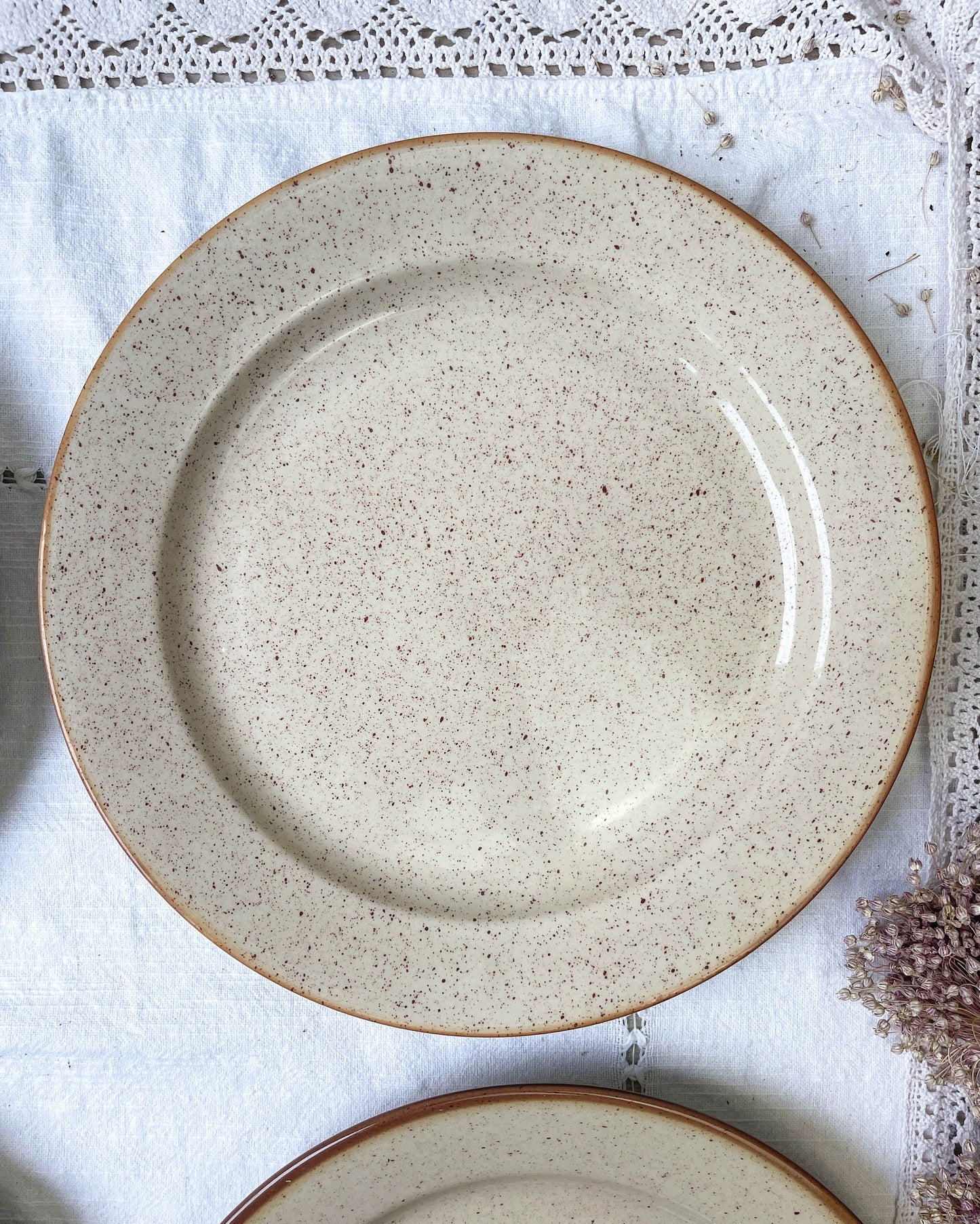 Plat rond en grès moucheté Tulowice Poland, 1970 - violn.fr