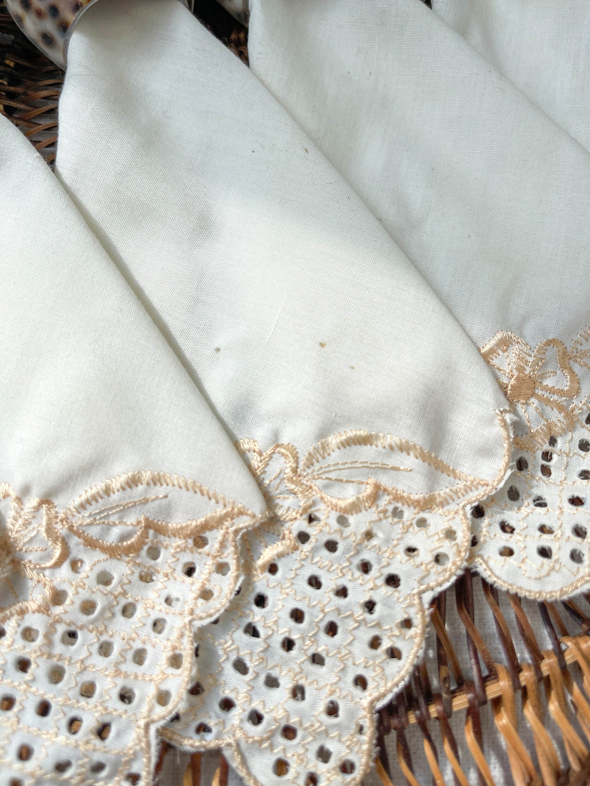 Set de table en rotin, sous verres, serviettes brodéee et rond de serviettes coquille de Cauris - violn.fr
