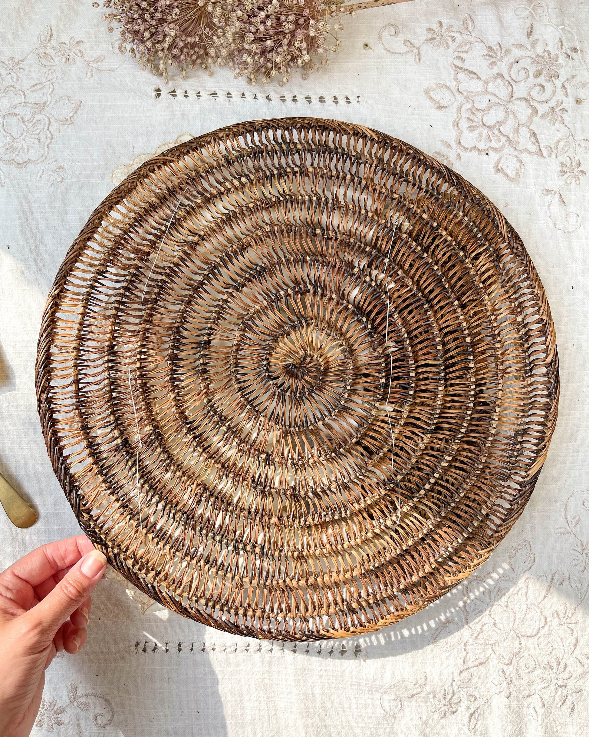 Set de table en rotin, sous verres, serviettes brodéee et rond de serviettes coquille de Cauris - violn.fr
