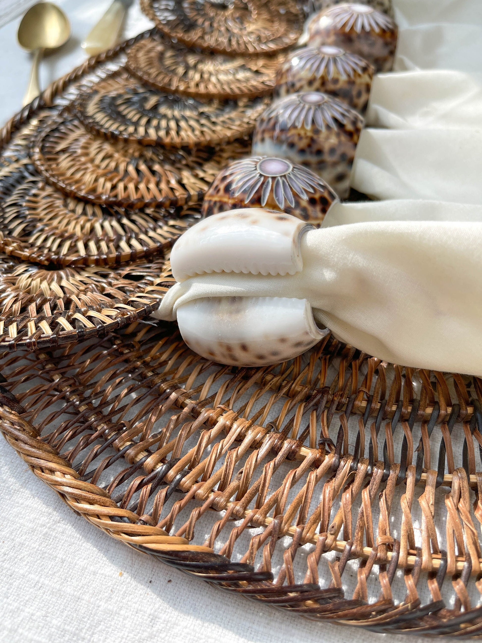 Set de table en rotin, sous verres, serviettes brodéee et rond de serviettes coquille de Cauris - violn.fr