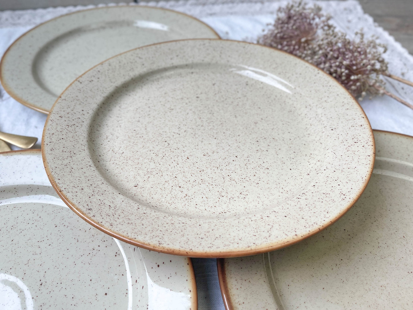 Plat rond en grès moucheté Tulowice Poland, 1970 - violn.fr