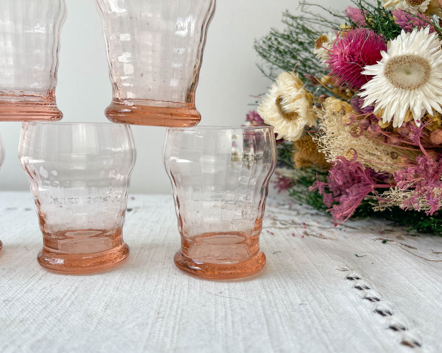 8 Verres rose à liqueur cannelés style Art déco - violn.fr