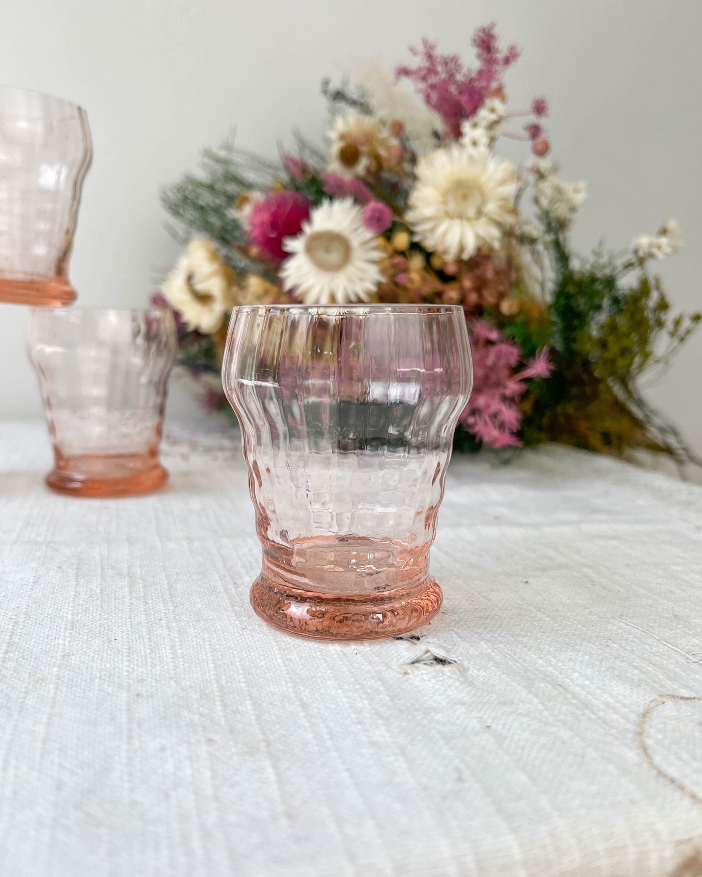 8 Verres rose à liqueur cannelés style Art déco - violn.fr