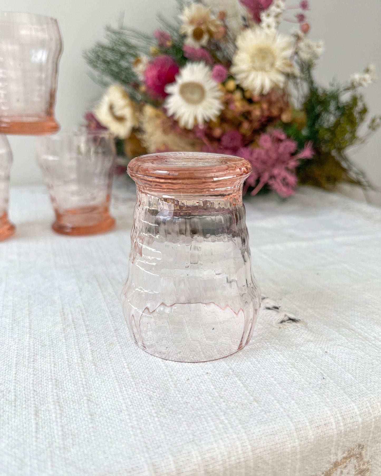 8 Verres rose à liqueur cannelés style Art déco - violn.fr