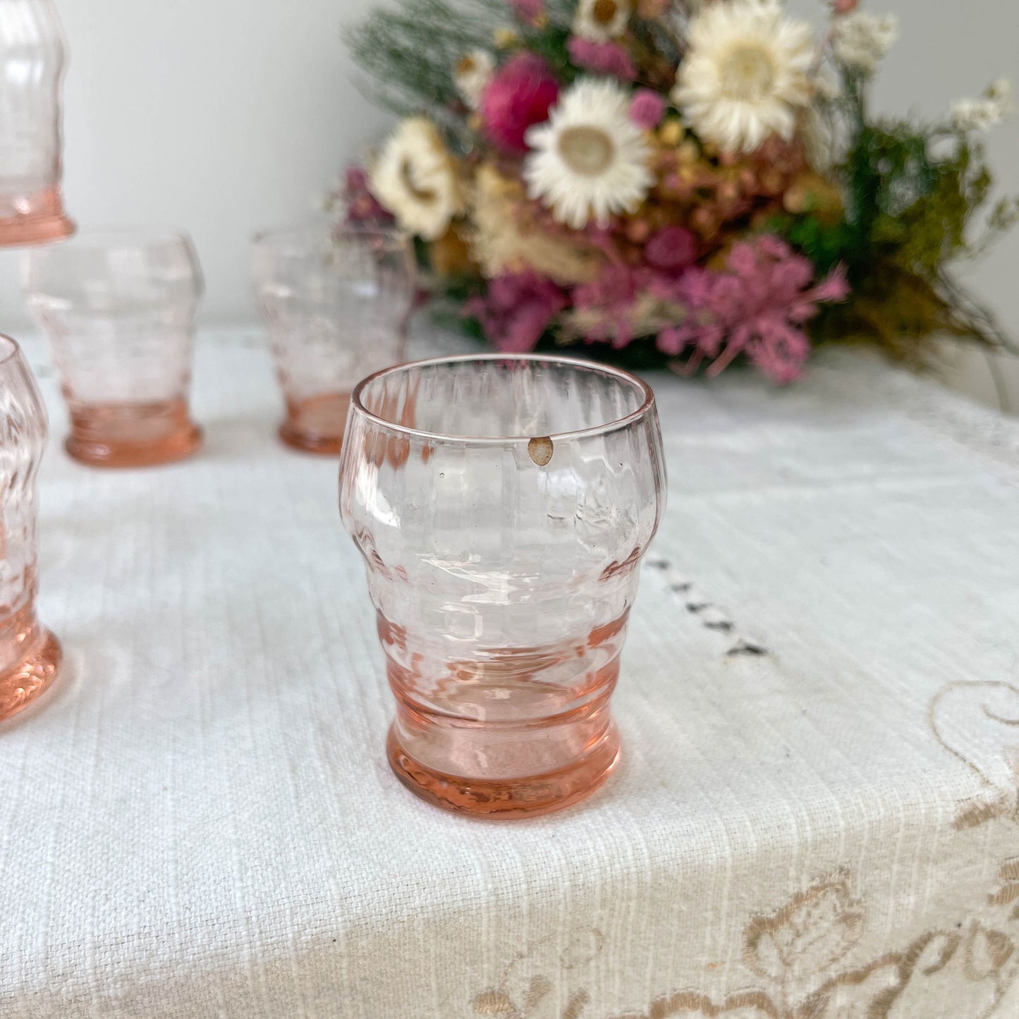 8 Verres rose à liqueur cannelés style Art déco - violn.fr
