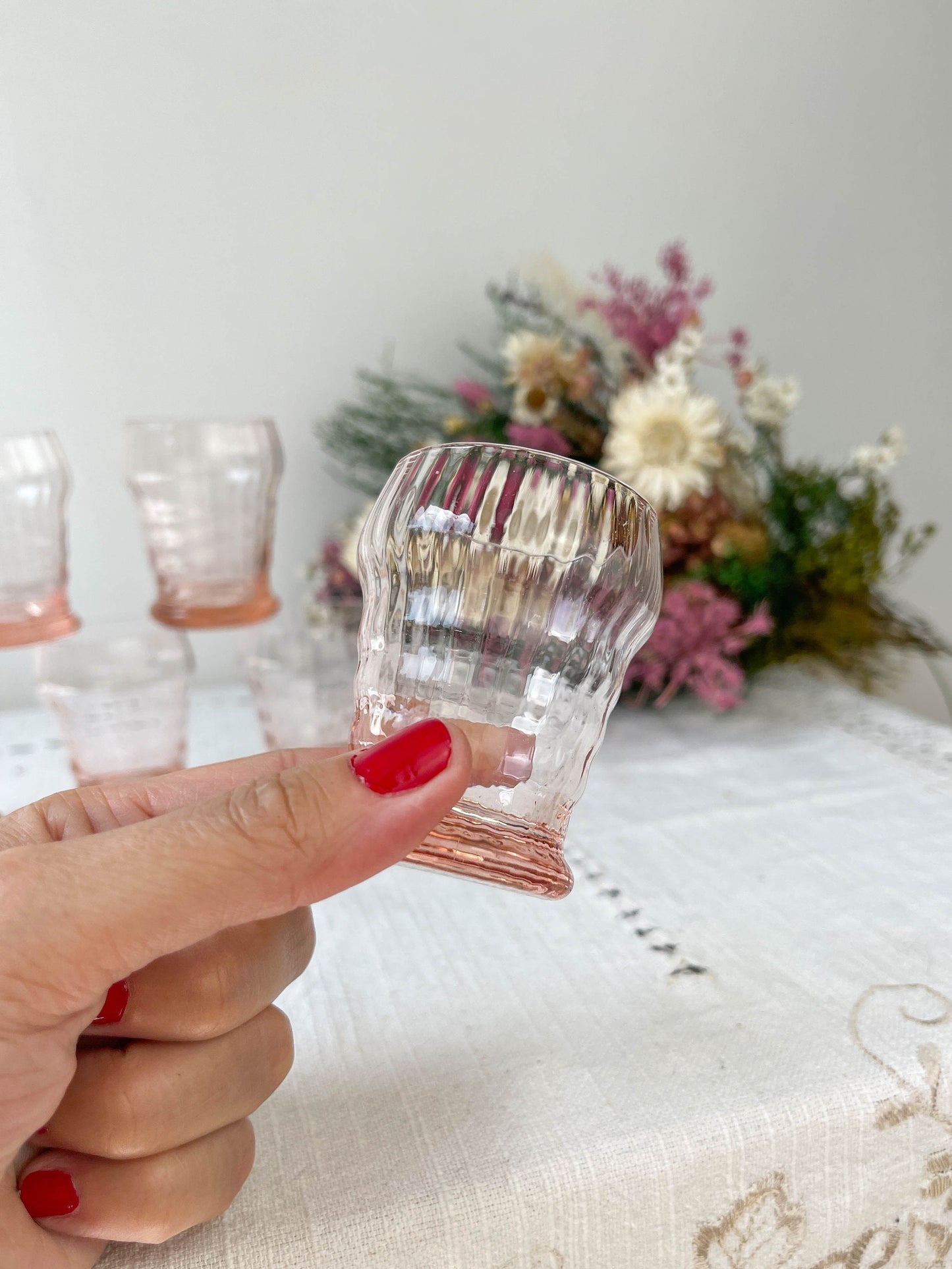 8 Verres rose à liqueur cannelés style Art déco - violn.fr