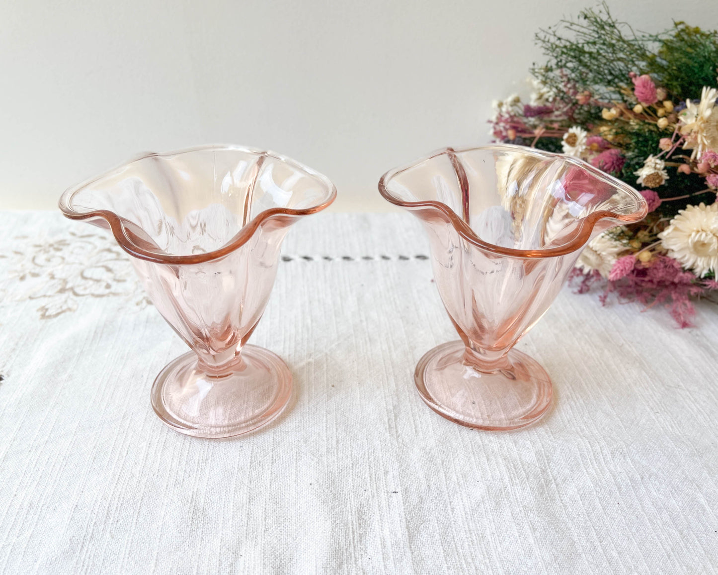 2 Coupes à glace en verre rose vintage 1970