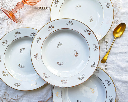 Assiettes creuses L’Amandinoise en porcelaine blanche motif petites fleurs dorées 