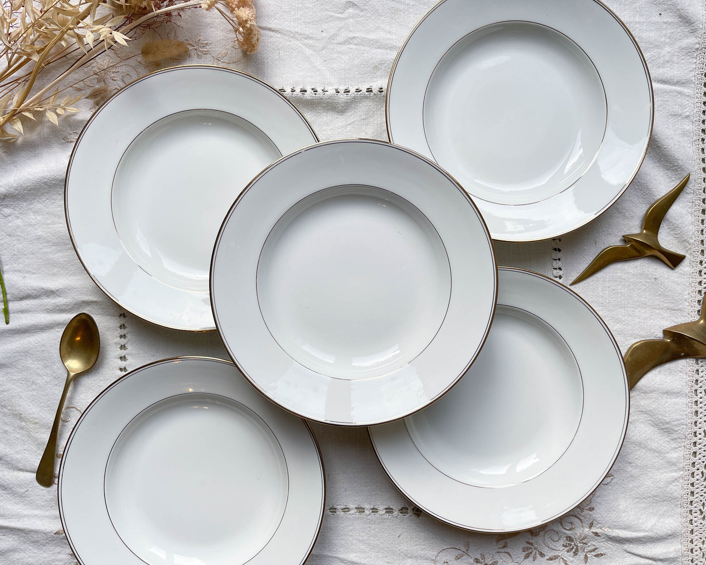 5 Assiettes creuses en porcelaine de Limoges blanches dorées