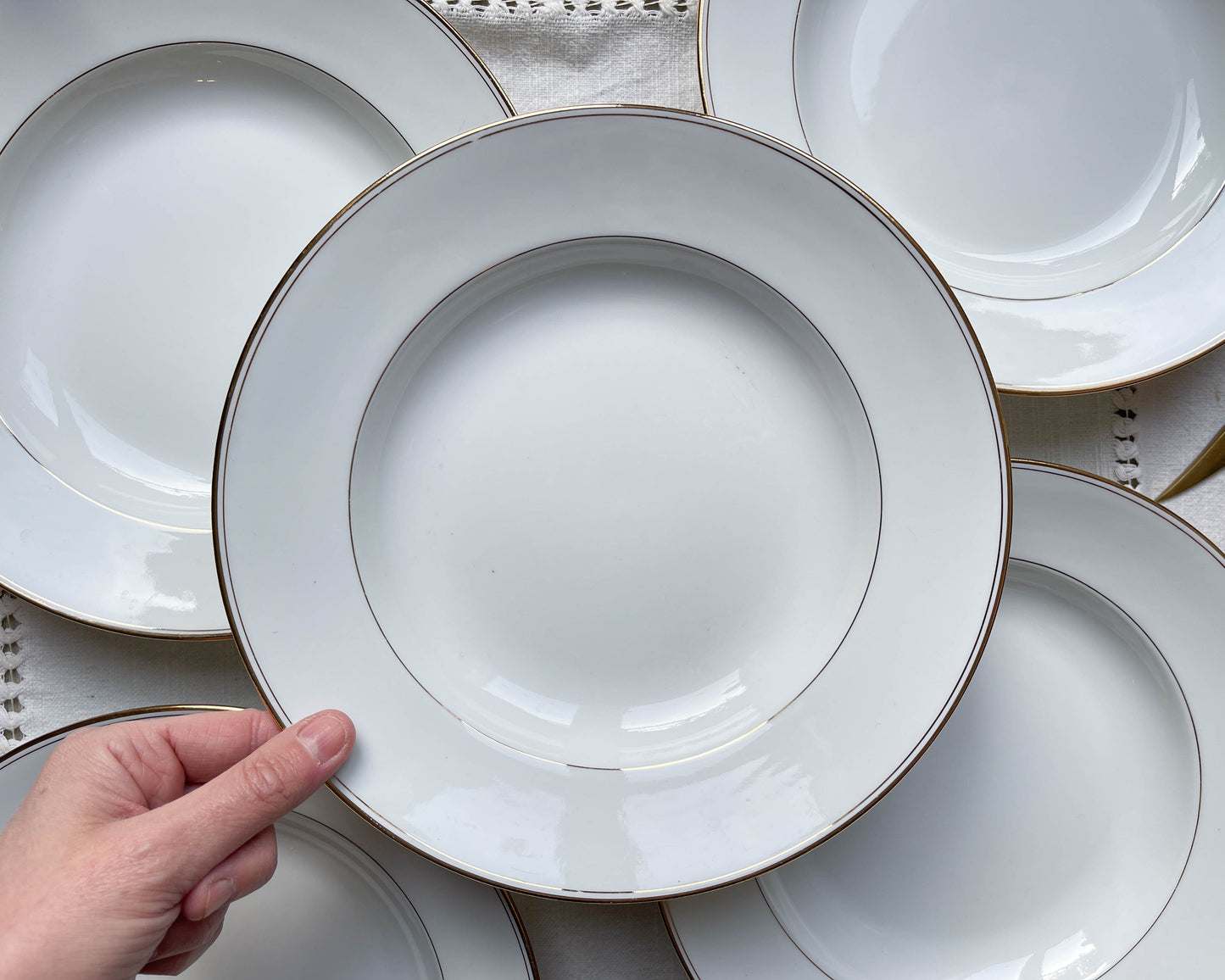 5 Assiettes creuses en porcelaine de Limoges blanches dorées