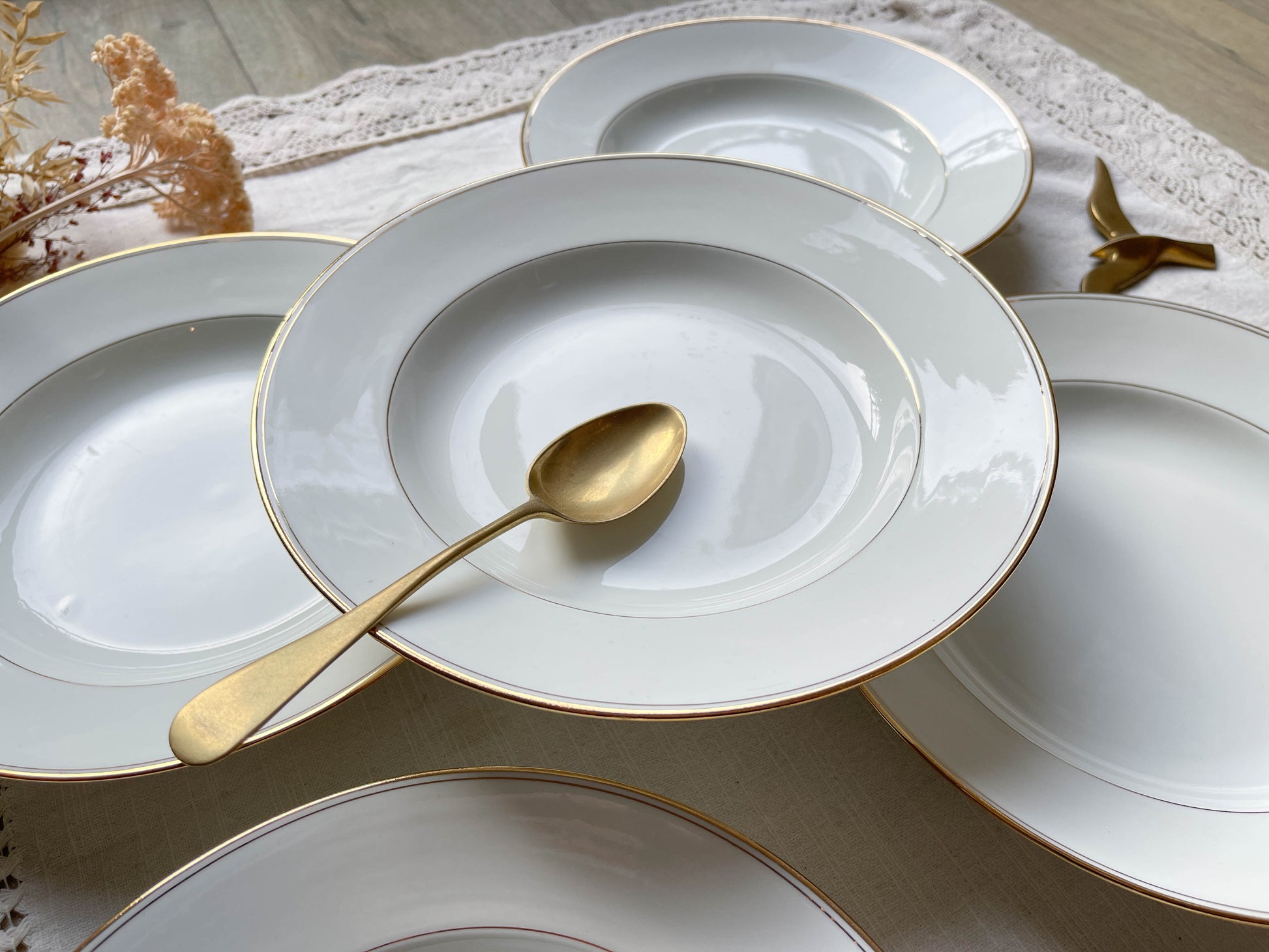 5 Assiettes creuses en porcelaine de Limoges blanches dorées