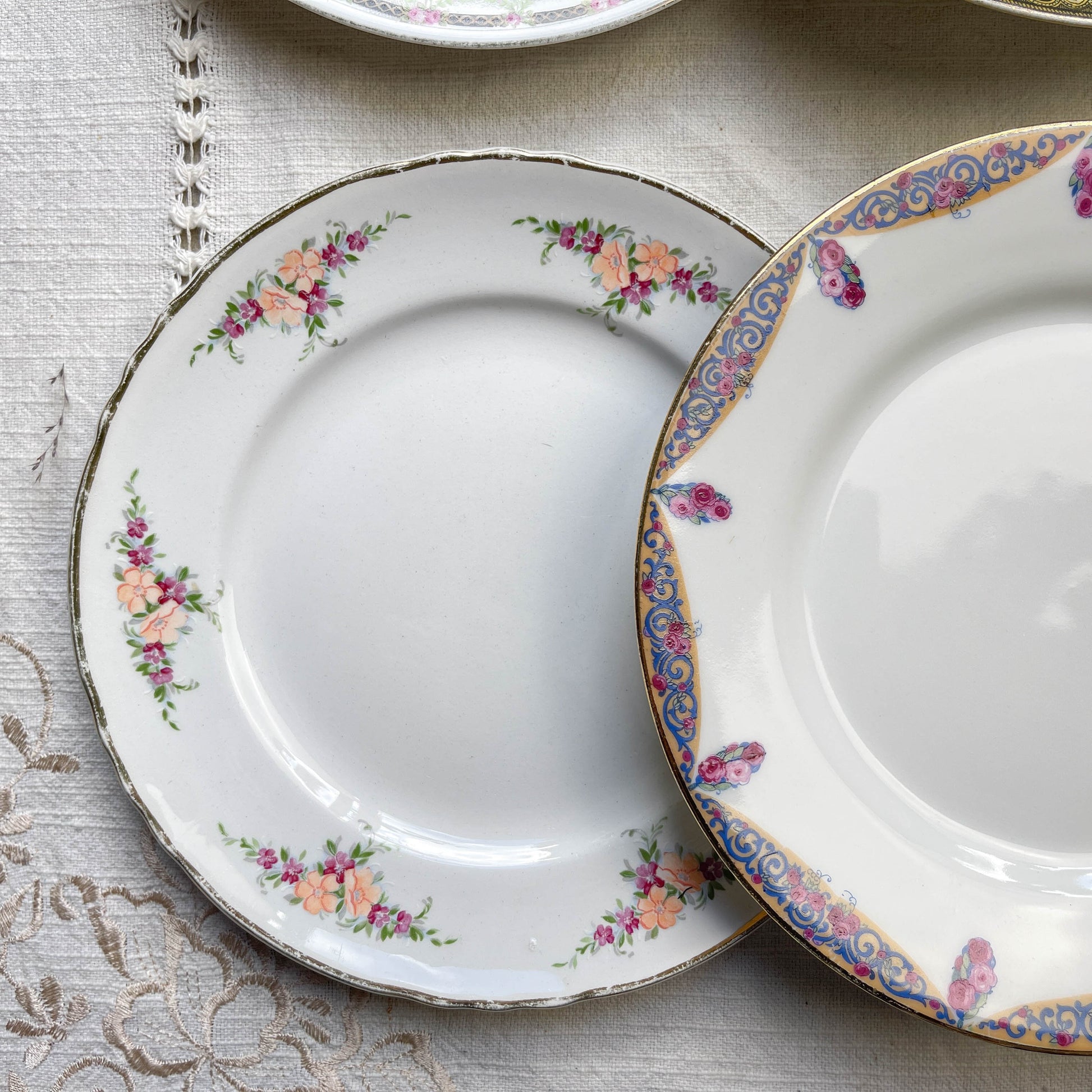 Lot de 6 petites assiettes dépareillées vintage en porcelaine française des années 1950 – assiettes à dessert Limoges, Moulin des Loups, frises colorées et dorure élégante – vaisselle ancienne chic