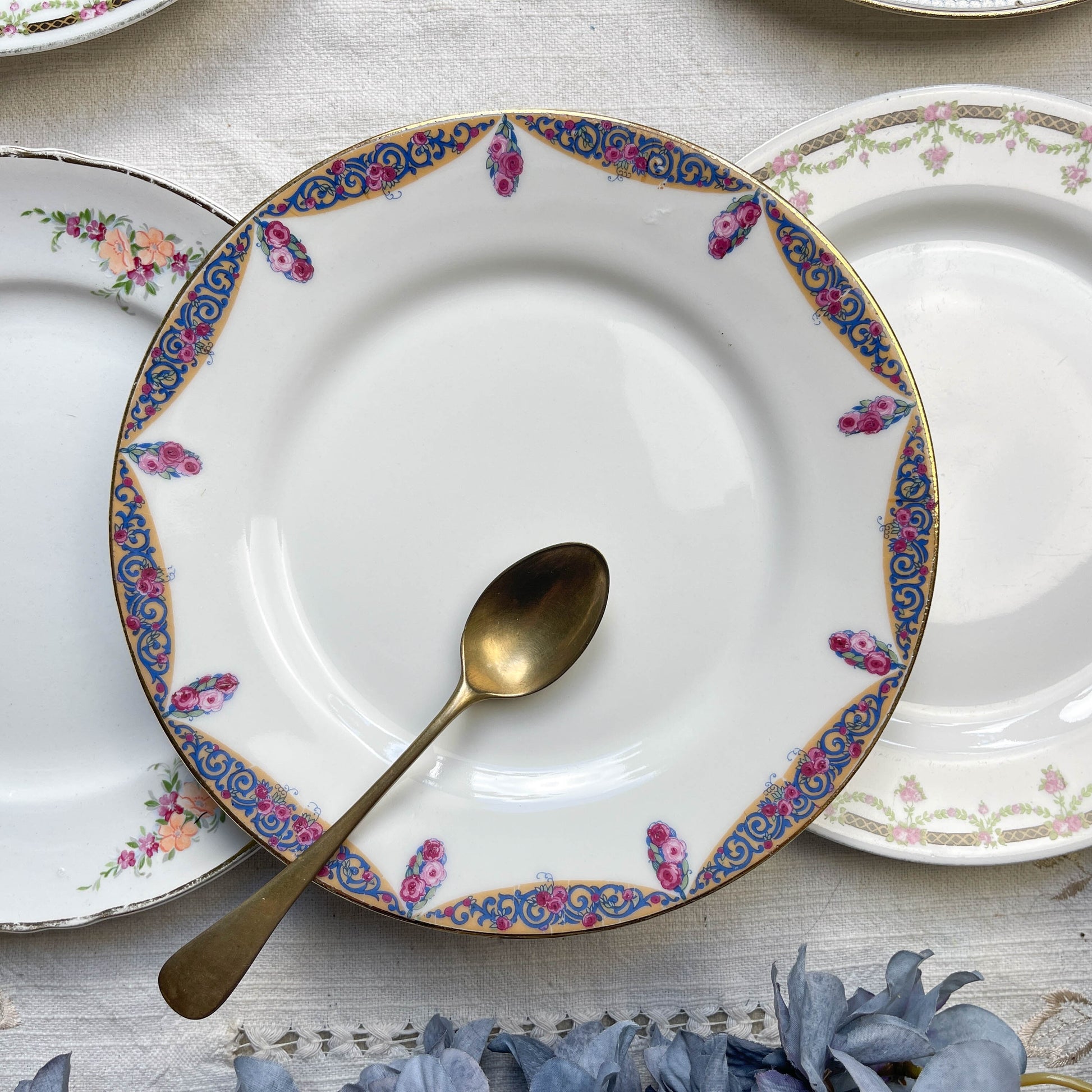 Lot de 6 petites assiettes dépareillées vintage en porcelaine française des années 1950 – assiettes à dessert Limoges, Moulin des Loups, frises colorées et dorure élégante – vaisselle ancienne chic