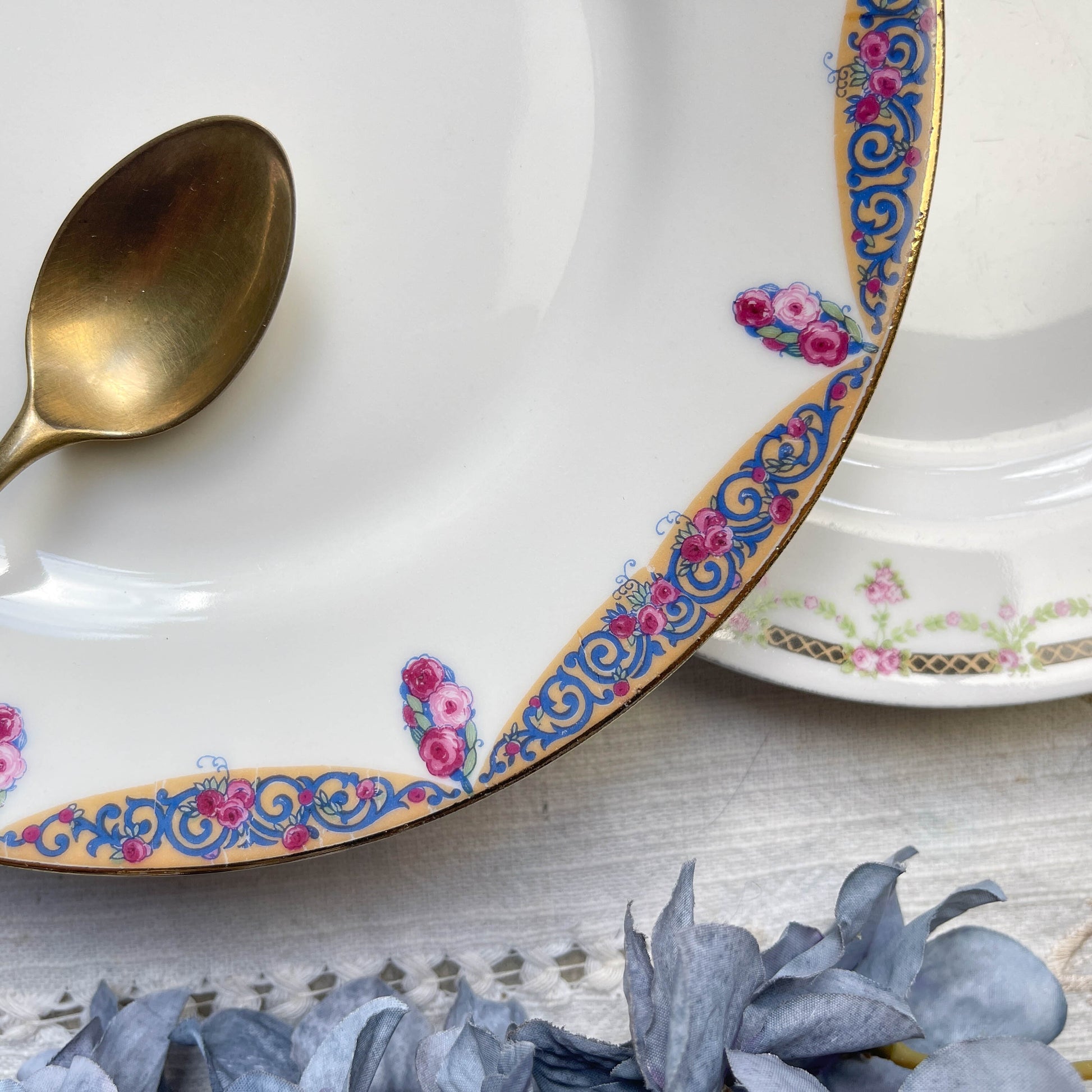Lot de 6 petites assiettes dépareillées vintage en porcelaine française des années 1950 – assiettes à dessert Limoges, Moulin des Loups, frises colorées et dorure élégante – vaisselle ancienne chic