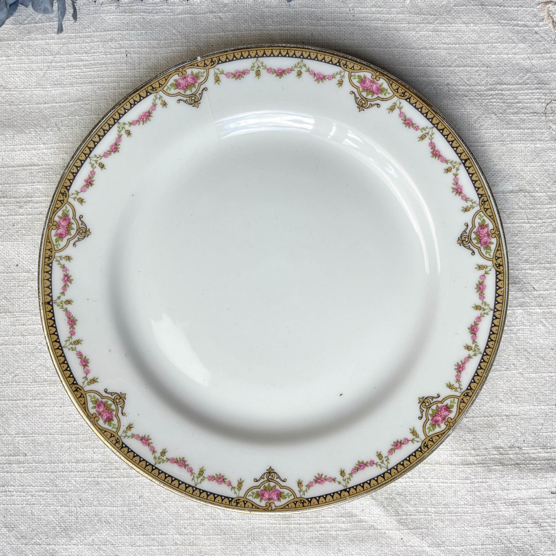 Lot de 6 petites assiettes dépareillées vintage en porcelaine française des années 1950 – assiettes à dessert Limoges, Moulin des Loups, frises colorées et dorure élégante – vaisselle ancienne chic