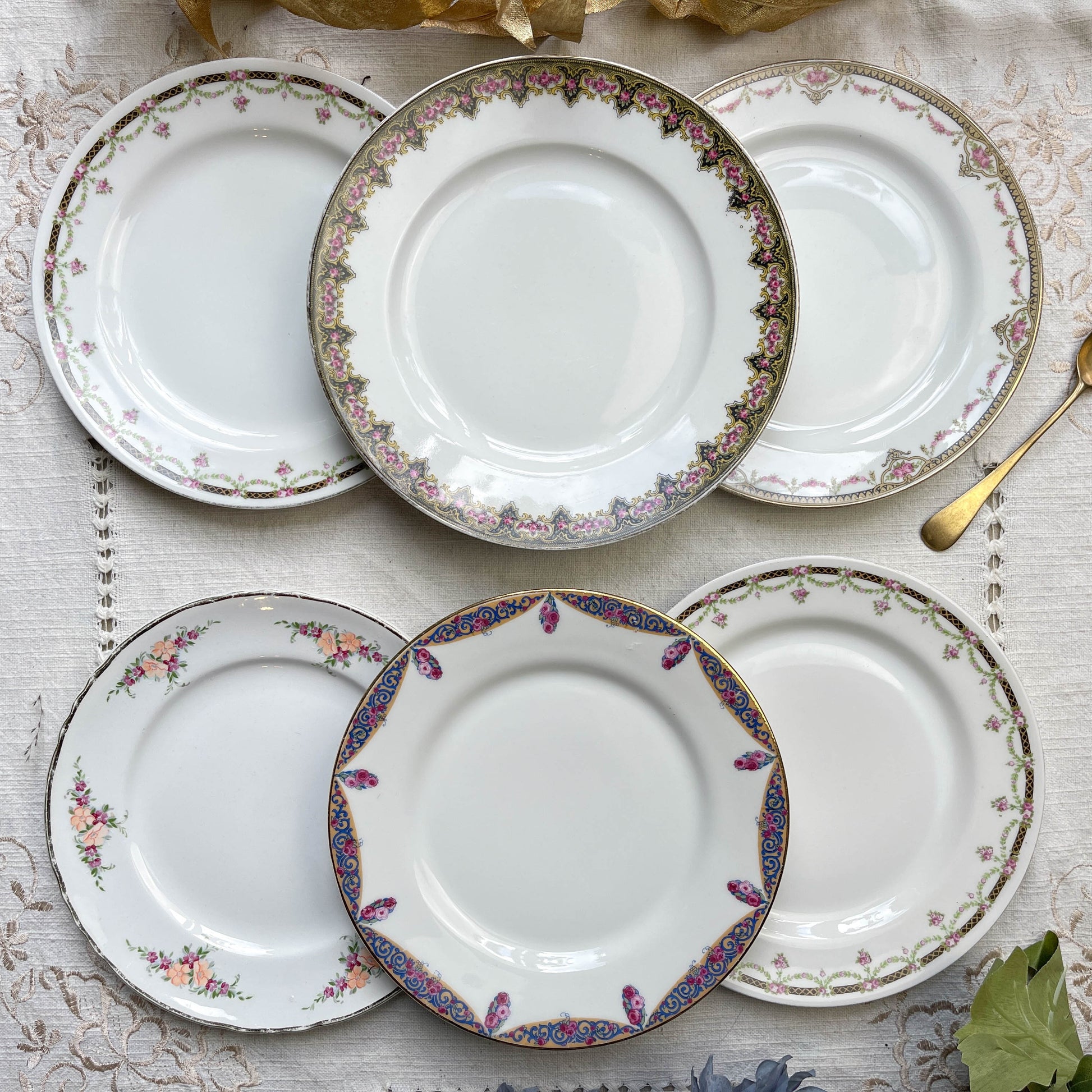 Lot de 6 petites assiettes dépareillées vintage en porcelaine française des années 1950 – assiettes à dessert Limoges, Moulin des Loups, frises colorées et dorure élégante – vaisselle ancienne chic