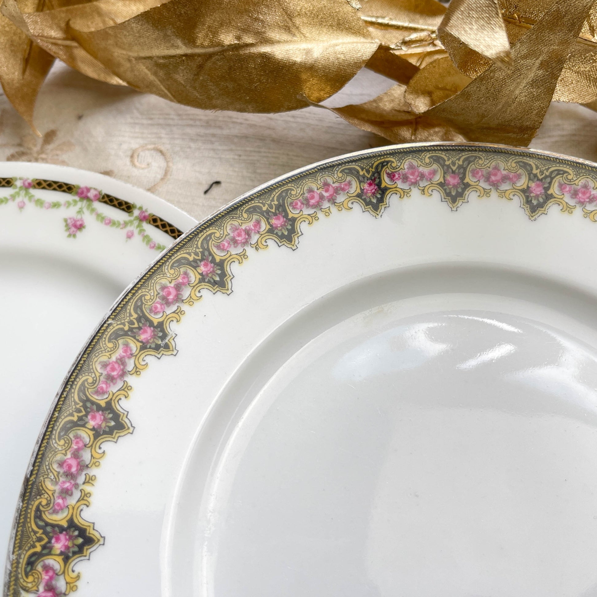 Lot de 6 petites assiettes dépareillées vintage en porcelaine française des années 1950 – assiettes à dessert Limoges, Moulin des Loups, frises colorées et dorure élégante – vaisselle ancienne chic