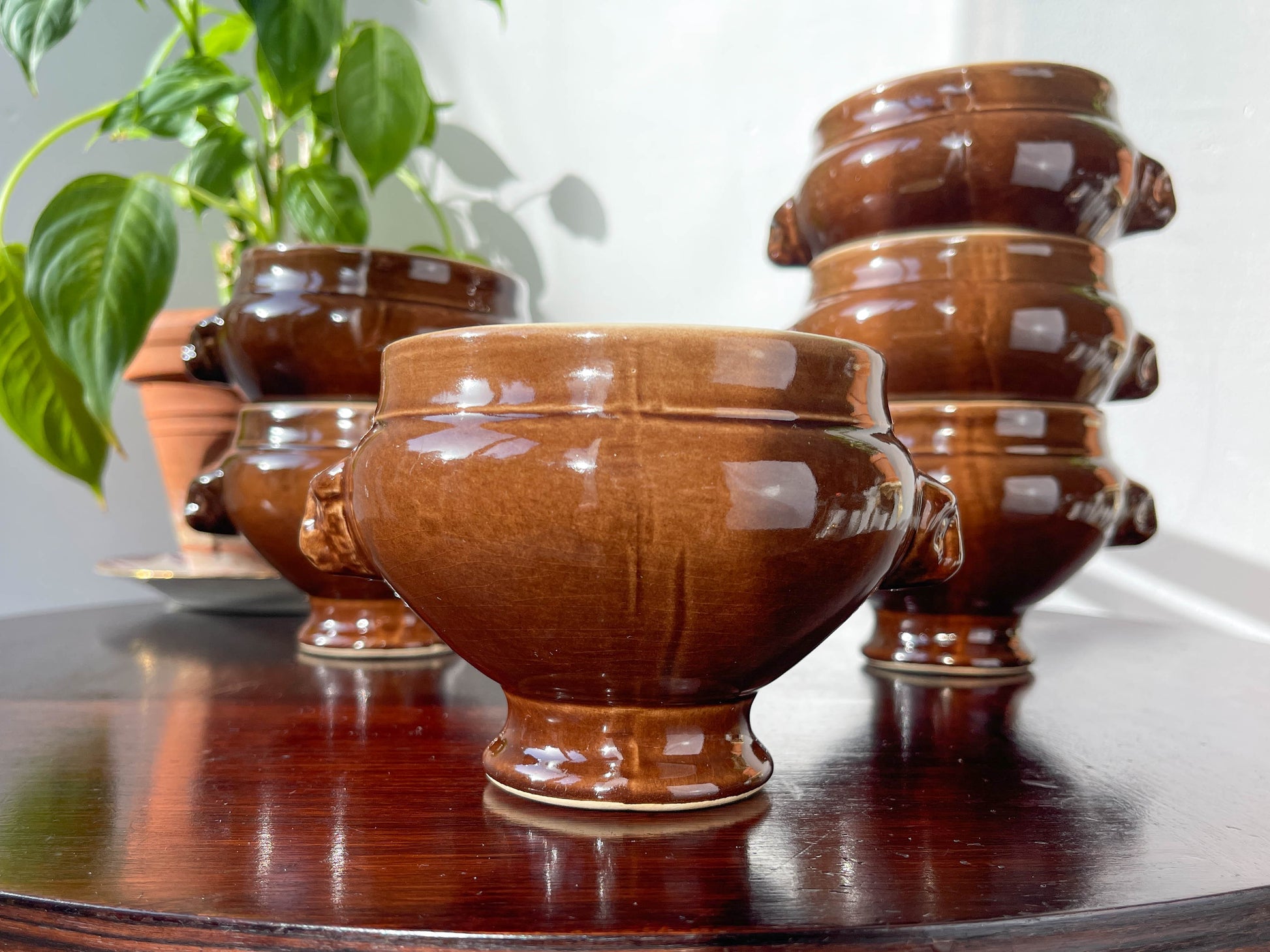 6 Bols à Soupe à l'Oignon Tête de Lion en Céramique Vintage Emile Henry - Marron, Made in France - zoom
6 Vintage Emile Henry Ceramic Lion Head Onion Soup Bowls - Brown, Made in France - Elegance and Tradition for your Recipes - zoom