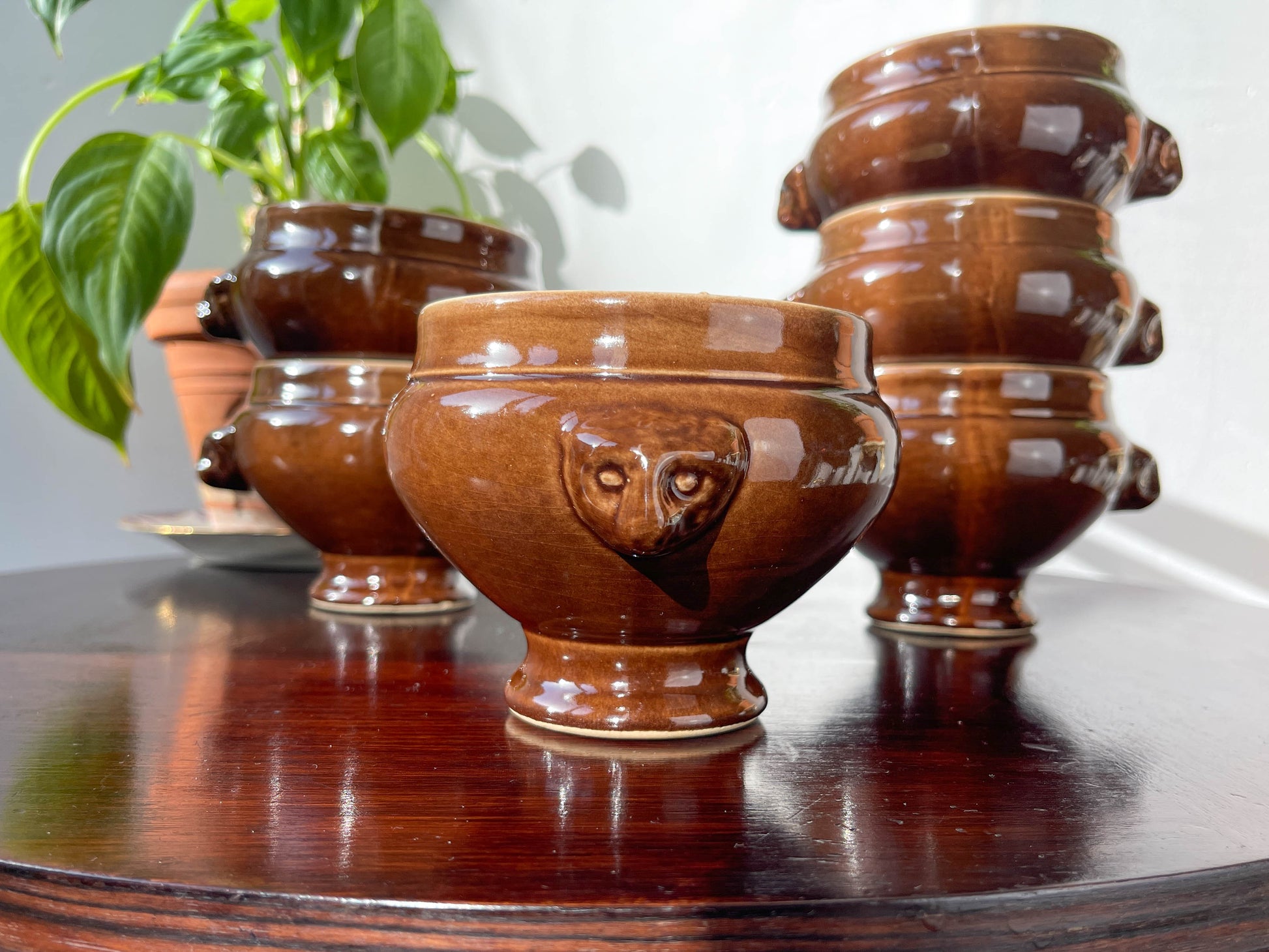 6 Bols à Soupe à l'Oignon Tête de Lion en Céramique Vintage Emile Henry - Marron, Made in France - détail
6 Vintage Emile Henry Ceramic Lion Head Onion Soup Bowls - Brown, Made in France - Elegance and Tradition for your Recipes - side view