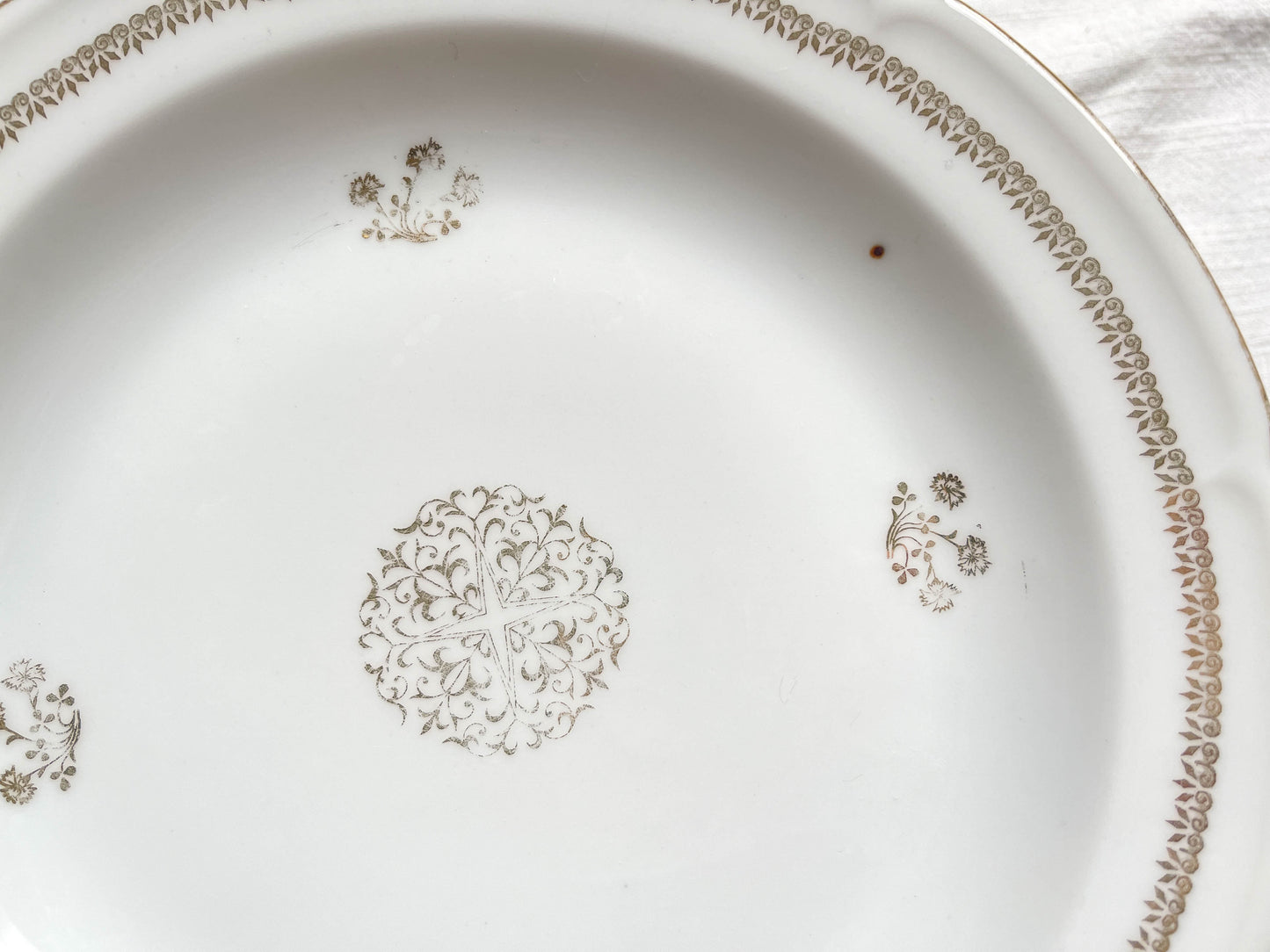 Assiettes creuses porcelaine vintage Française motif rosace dorées