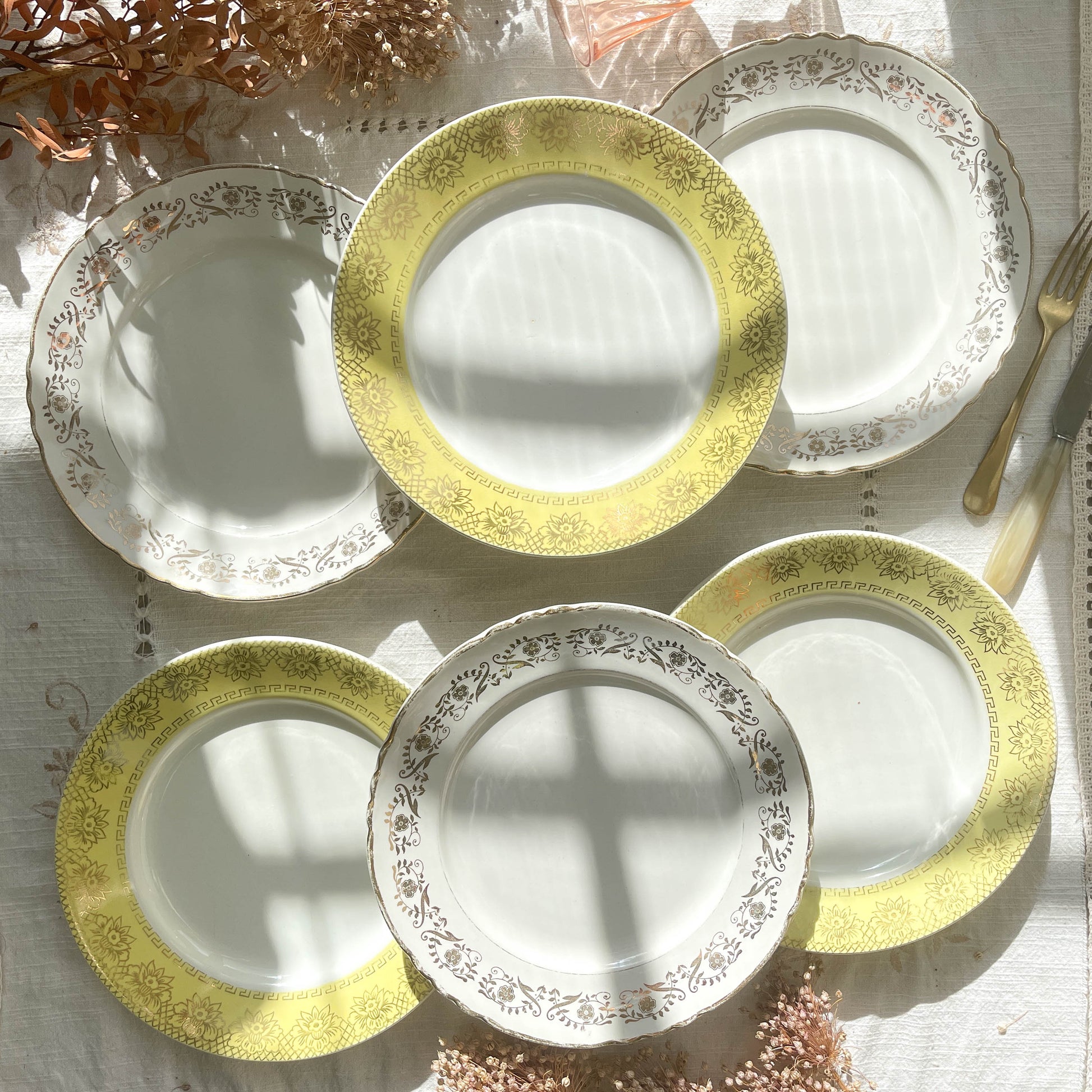 6 Assiettes vintage dépareillées blanches jaune dorée motifs fleuris