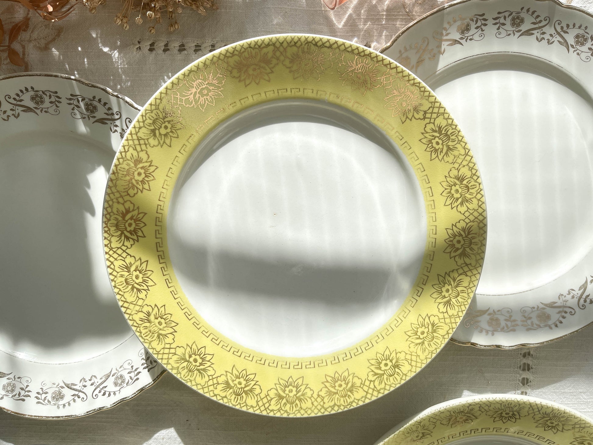 6 Assiettes vintage dépareillées blanches jaune dorée motifs fleuris