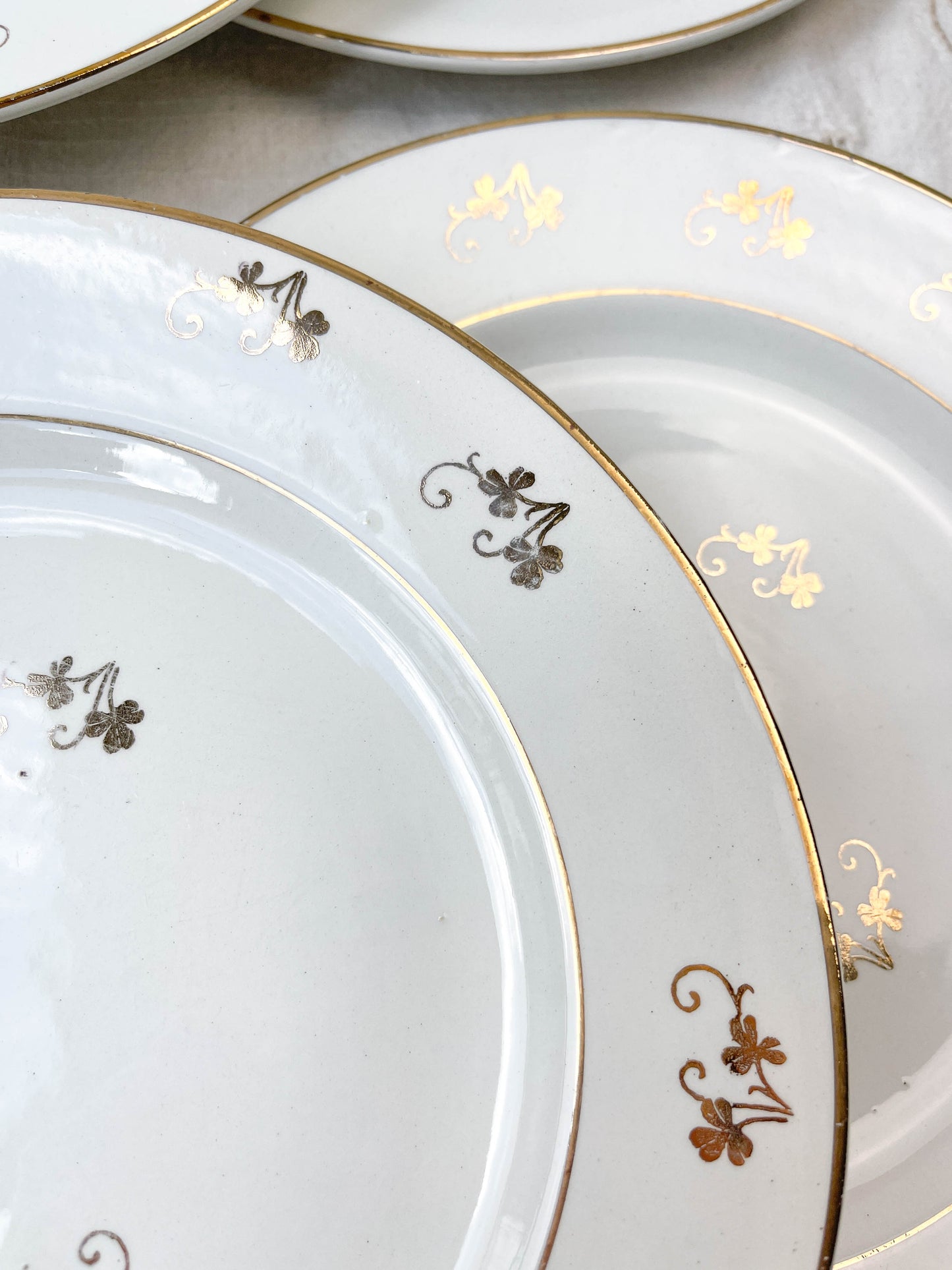 Assiettes plates L’Amandinoise en porcelaine blanche dorées motif fleuris