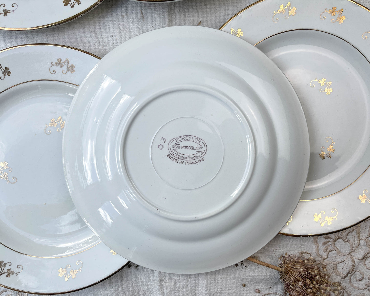 7 Assiettes plates L’Amandinoise en porcelaine blanche dorées motif fleuris
