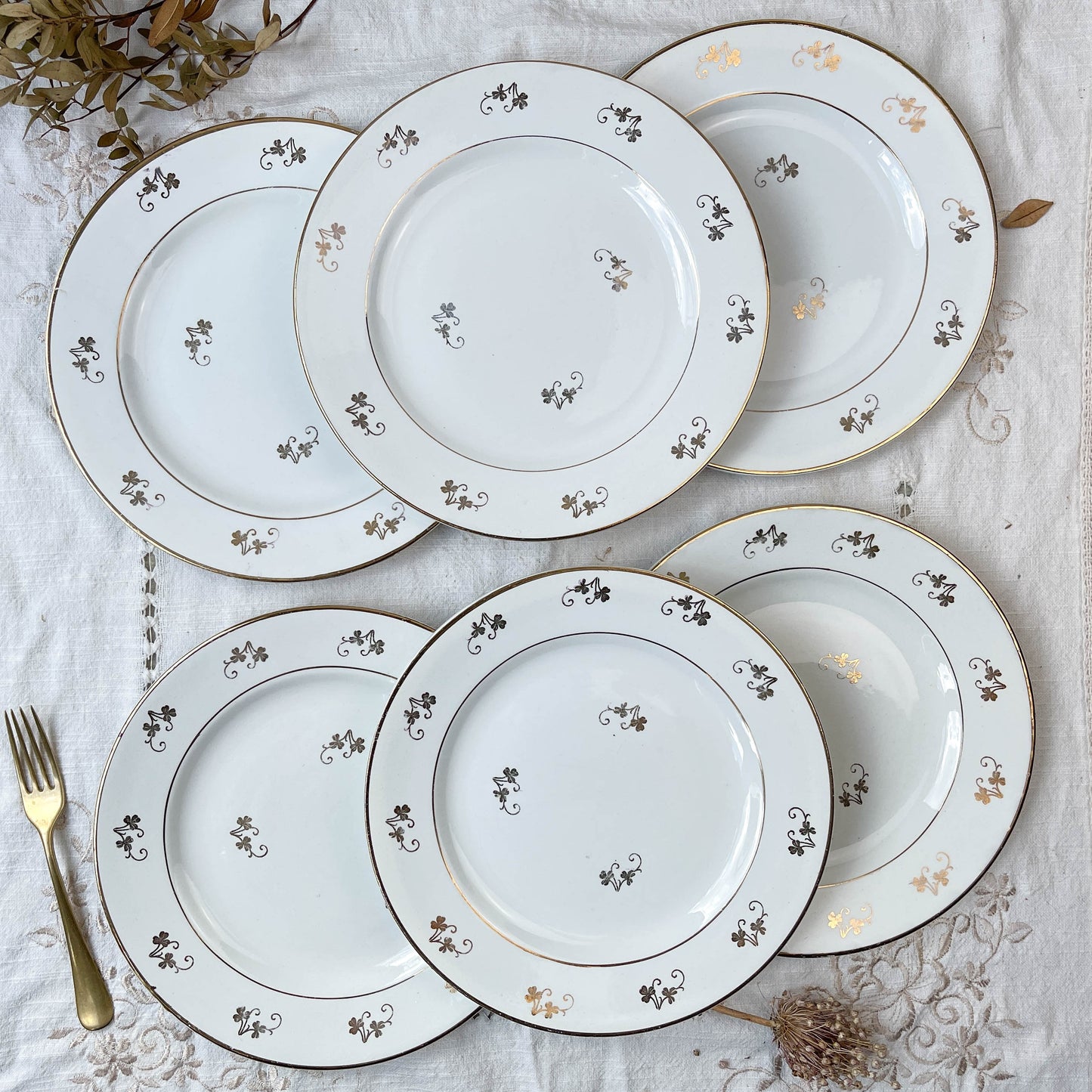 Assiettes plates L’Amandinoise en porcelaine blanche dorées motif fleuris