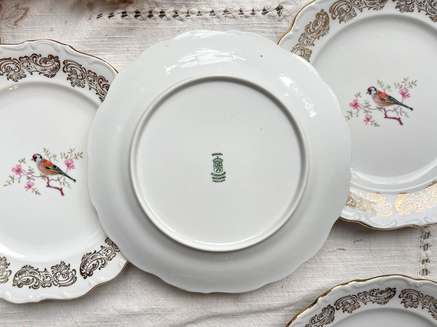 Petites assiettes vintage en porcelaine blanche dorée Bavaria motif oiseau