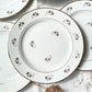 Assiettes plates L'Amandinoise en porcelaine blanche et petites fleurs dorées