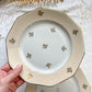 Lot de 8 petites assiettes dépareillées en porcelaine française des années 1950, 4 Limoges à motif oiseaux dorés et 4 Moulin des Loups à bordure crème, décor floral doré, style vintage