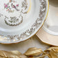 Lot de 8 petites assiettes dépareillées en porcelaine française des années 1950, 4 Limoges à motif oiseaux dorés et 4 Moulin des Loups à bordure crème, décor floral doré, style vintage