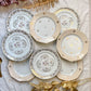 Lot de 8 petites assiettes dépareillées en porcelaine française des années 1950, 4 Limoges à motif oiseaux dorés et 4 Moulin des Loups à bordure crème, décor floral doré, style vintage