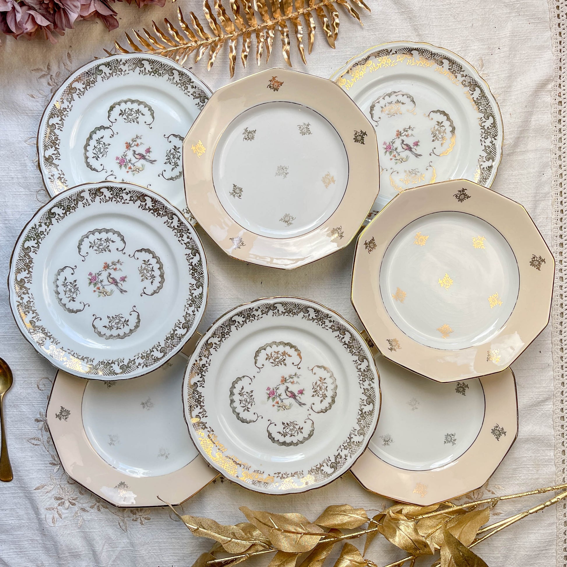 Lot de 8 petites assiettes dépareillées en porcelaine française des années 1950, 4 Limoges à motif oiseaux dorés et 4 Moulin des Loups à bordure crème, décor floral doré, style vintage