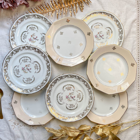 Lot de 8 petites assiettes dépareillées en porcelaine française des années 1950, 4 Limoges à motif oiseaux dorés et 4 Moulin des Loups à bordure crème, décor floral doré, style vintage