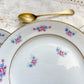 Lot de 6 petites assiettes en porcelaine vintage de Salins, décor floral bleu et rose, dorure.