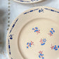 Lot de 6 assiettes plates en porcelaine vintage K&G Lunéville, modèle "Flore" des années 1950, décorées de petites fleurs bleues délicates.